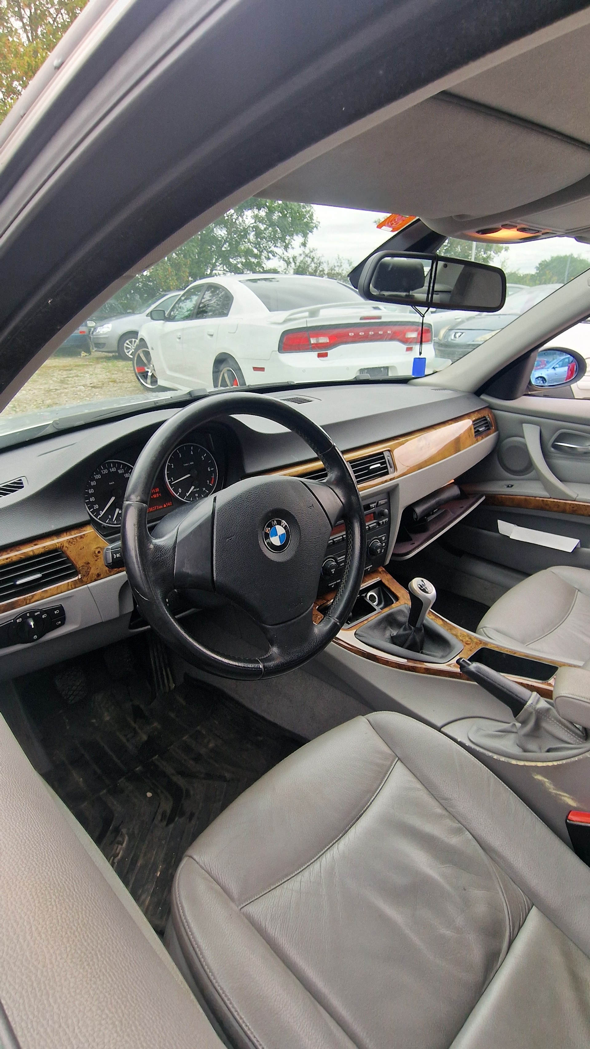 BMW 320i-image-6