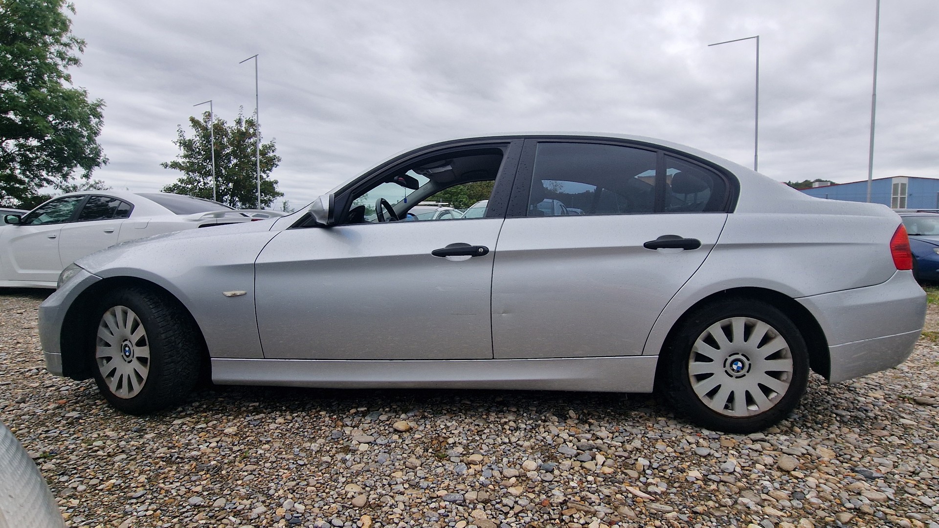BMW 320i-image-1