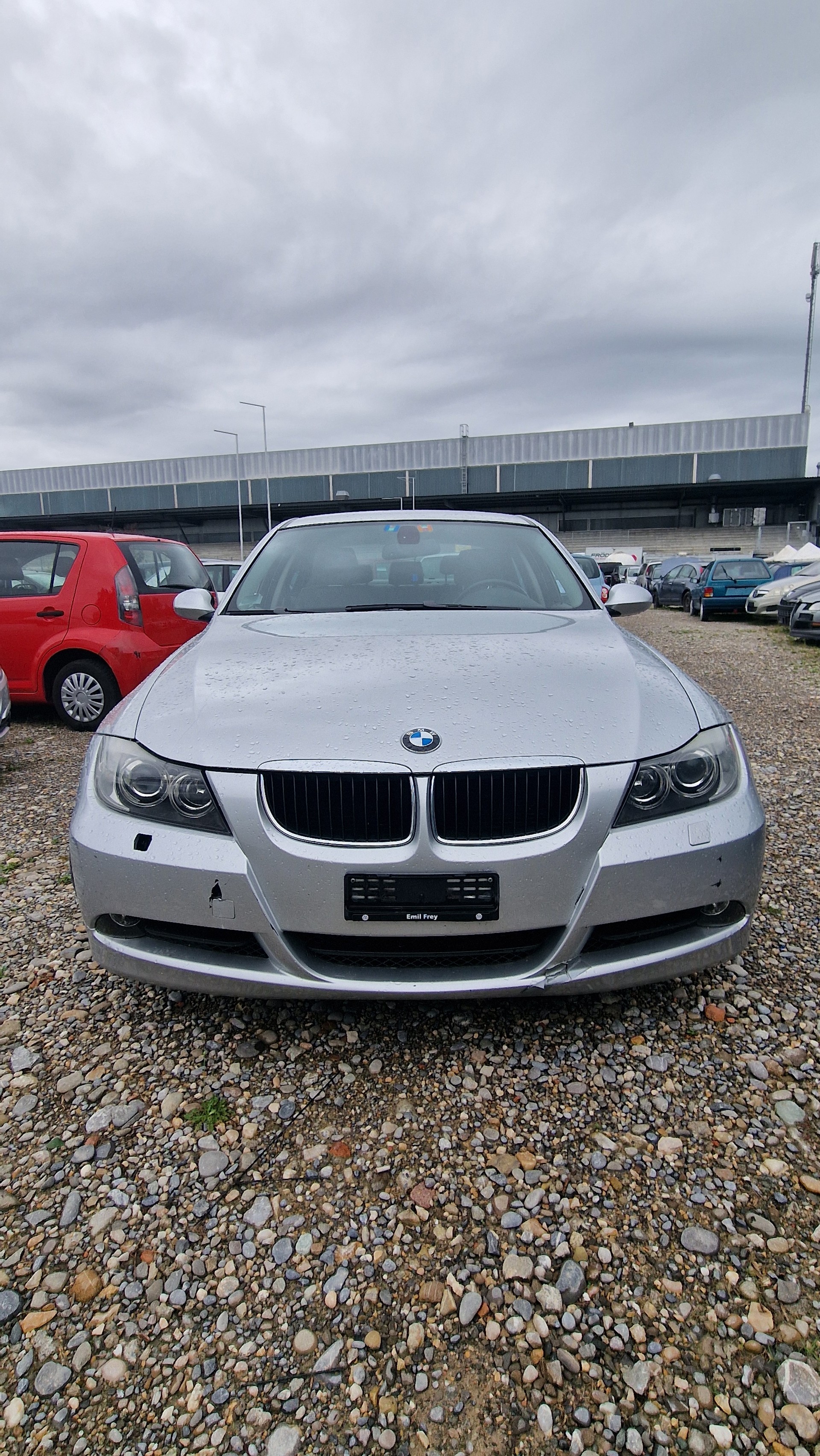 BMW 320i-image-0