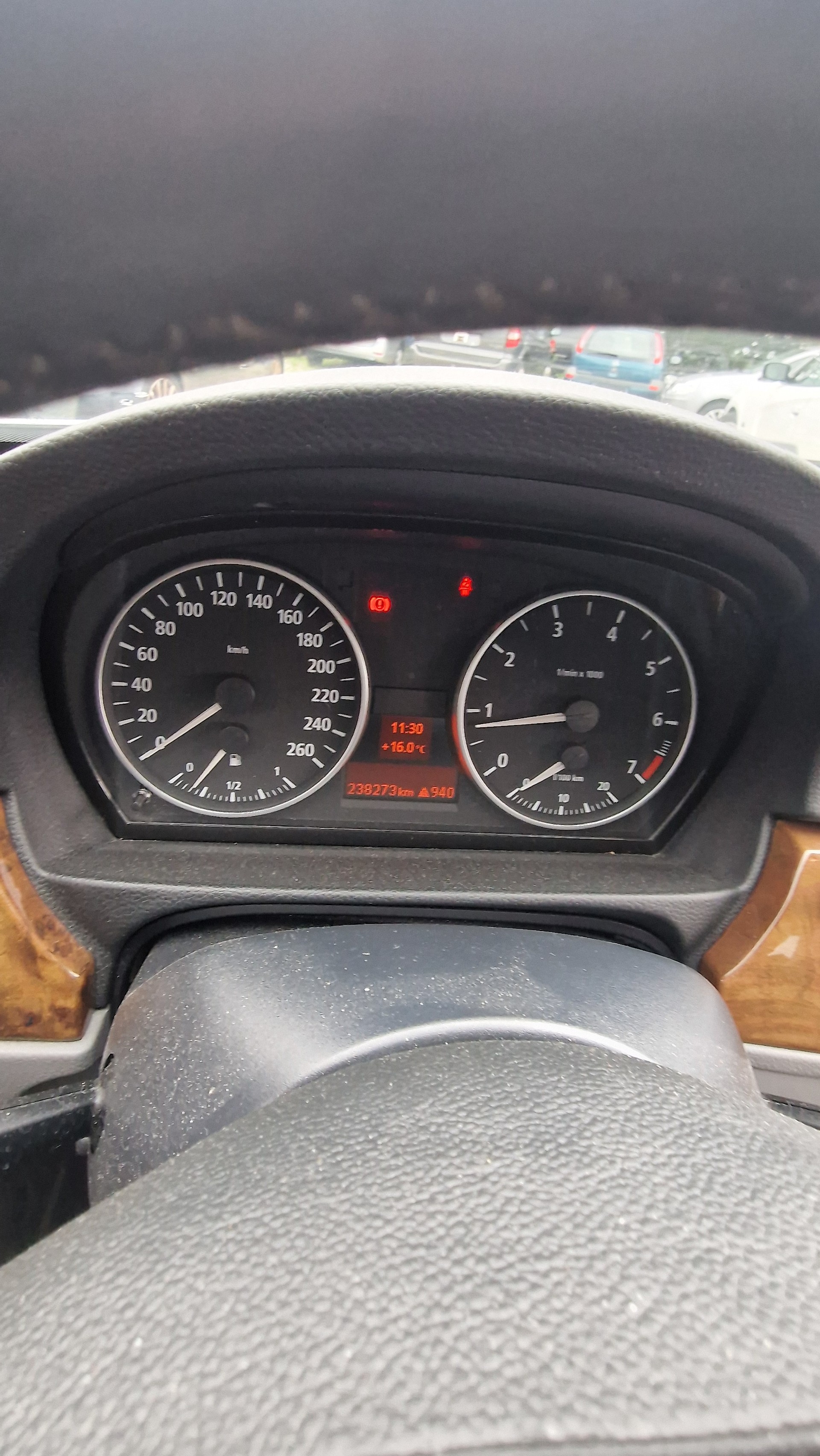 BMW 320i-image-7