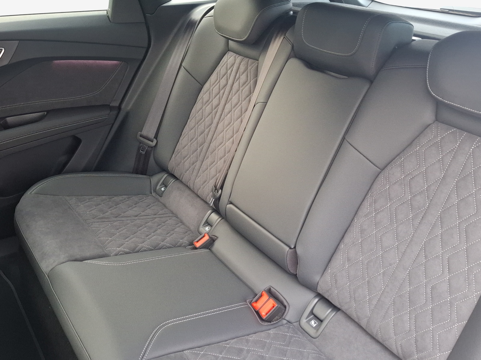 AUDI Q4 e-tron SUV quattro performance Swiss Ski-image-11