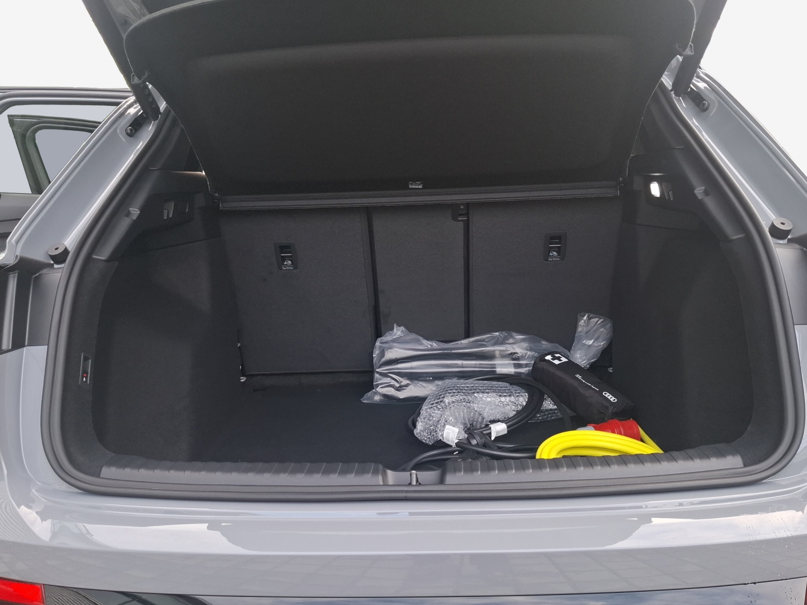 AUDI Q4 e-tron SUV quattro performance Swiss Ski-image-12