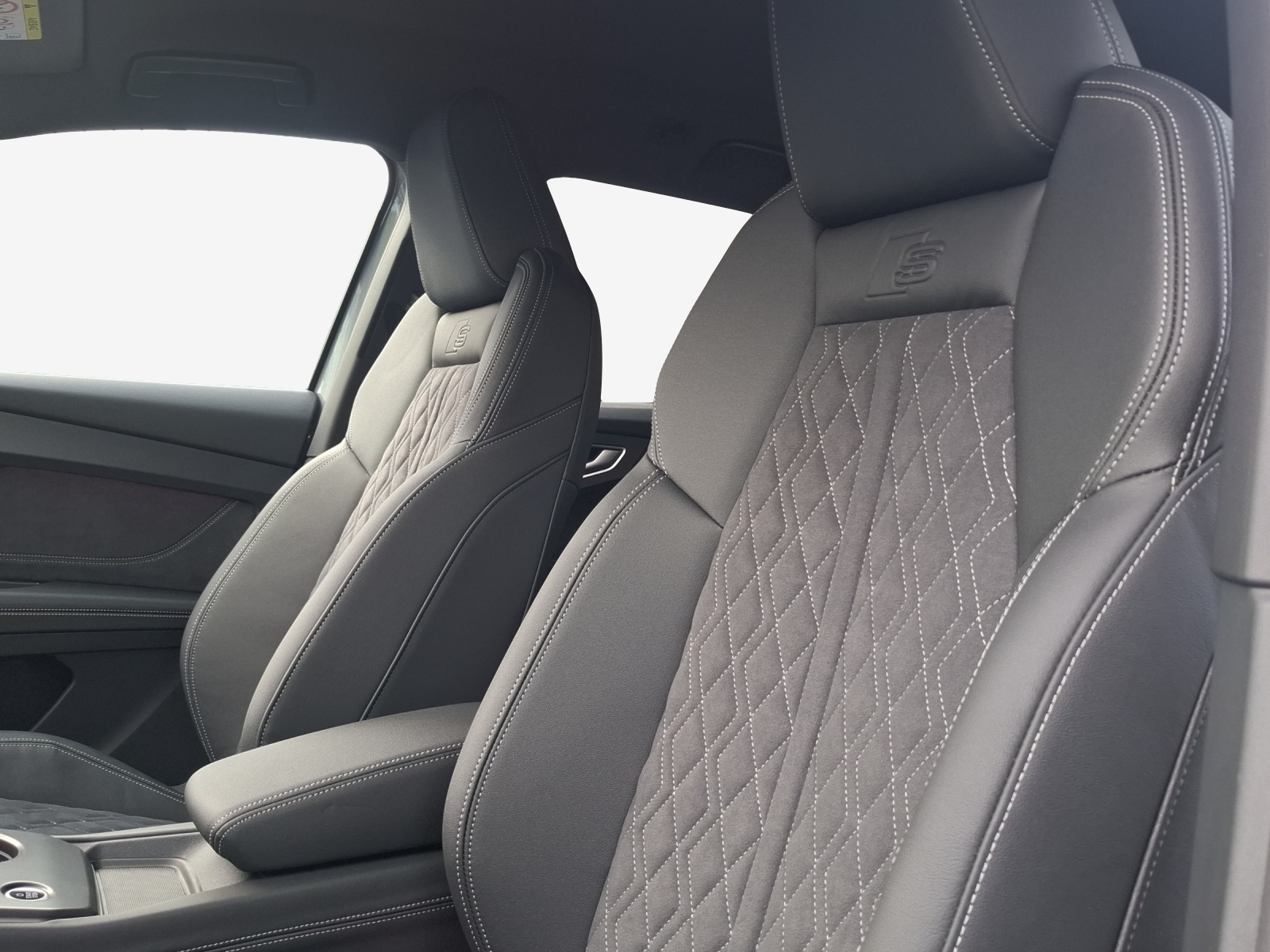 AUDI Q4 e-tron SUV quattro performance Swiss Ski-image-14
