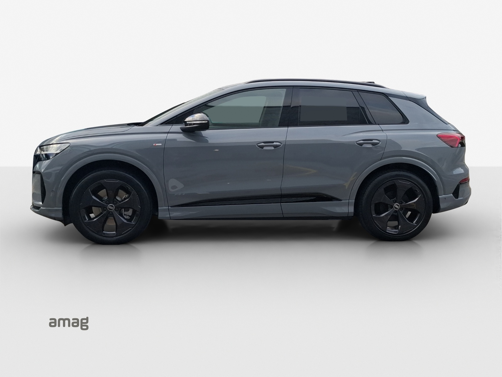 AUDI Q4 e-tron SUV quattro performance Swiss Ski-image-1