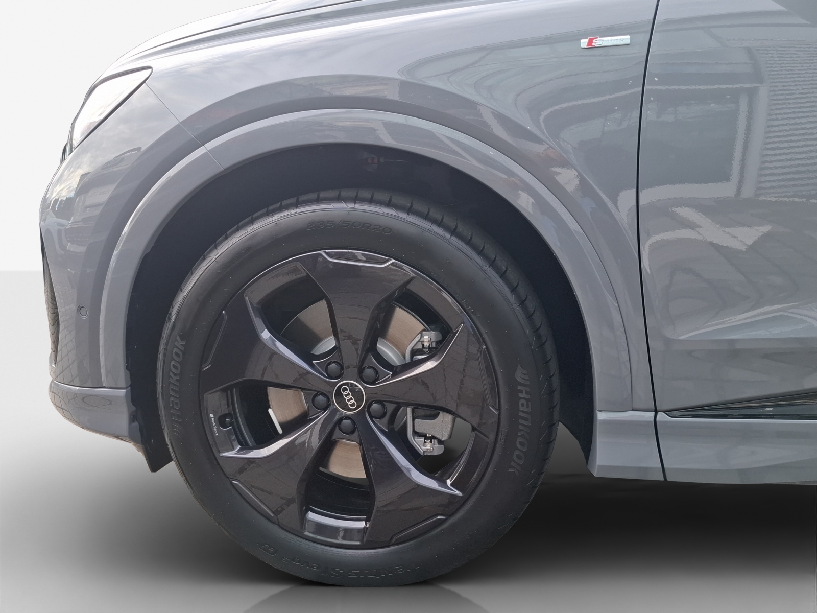 AUDI Q4 e-tron SUV quattro performance Swiss Ski-image-13