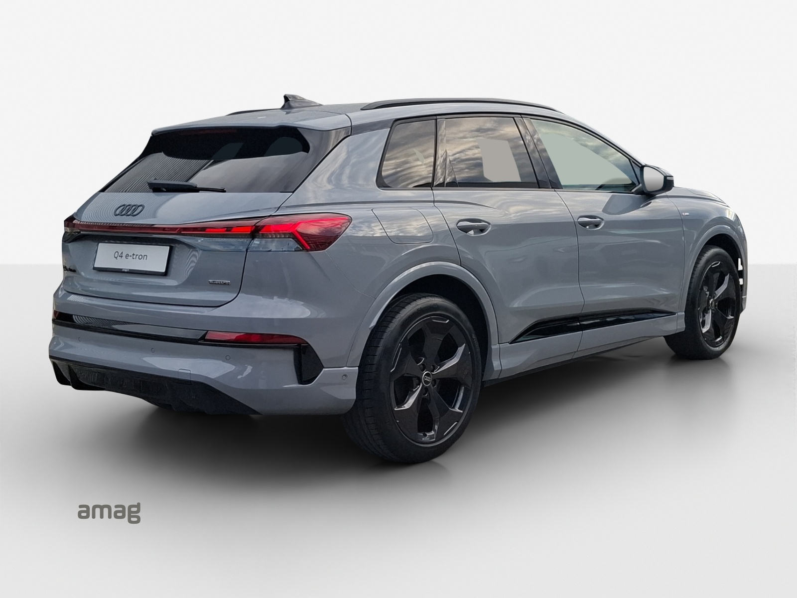AUDI Q4 e-tron SUV quattro performance Swiss Ski-image-4