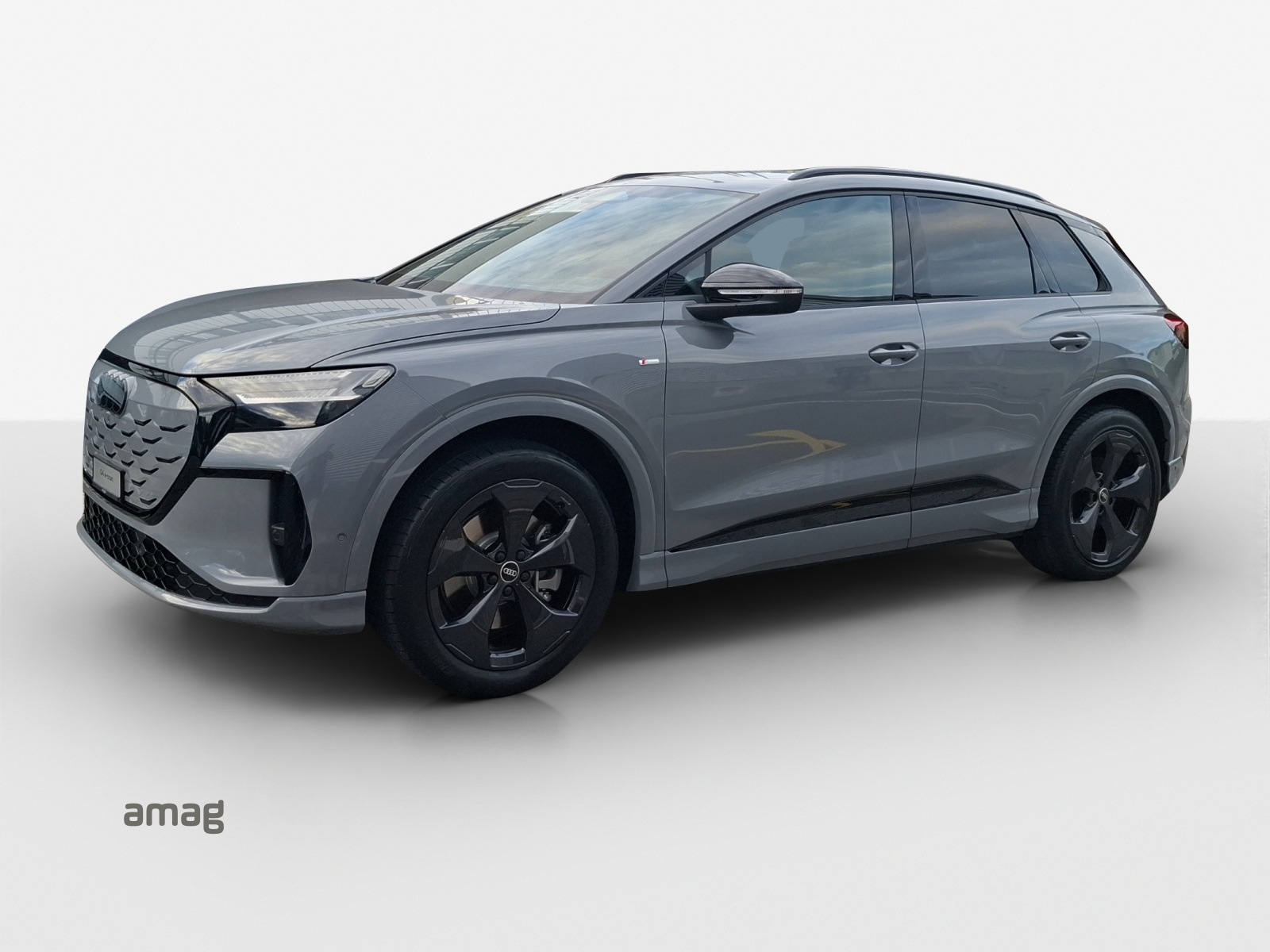 AUDI Q4 e-tron SUV quattro performance Swiss Ski-image-0
