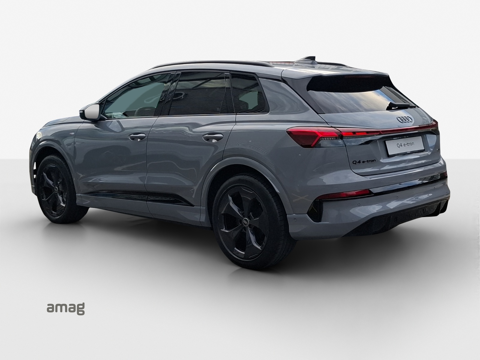 AUDI Q4 e-tron SUV quattro performance Swiss Ski-image-2