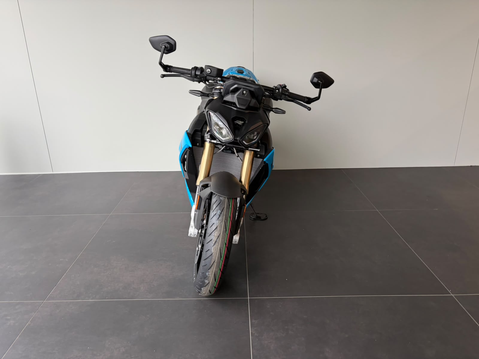 BMW S 1000 R-showroom-element-2