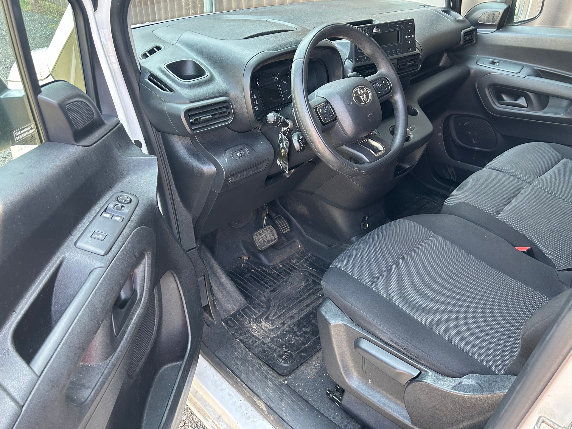 TOYOTA Proace City Van 1.5D Premium Medium Automatik mit frische Ab MFK und Service-image-12