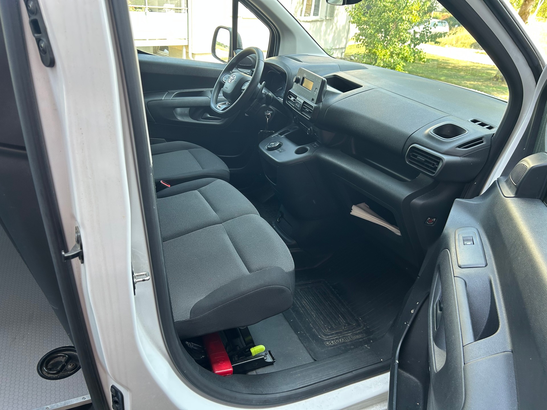 TOYOTA Proace City Van 1.5D Premium Medium Automatik mit frische Ab MFK und Service-image-13