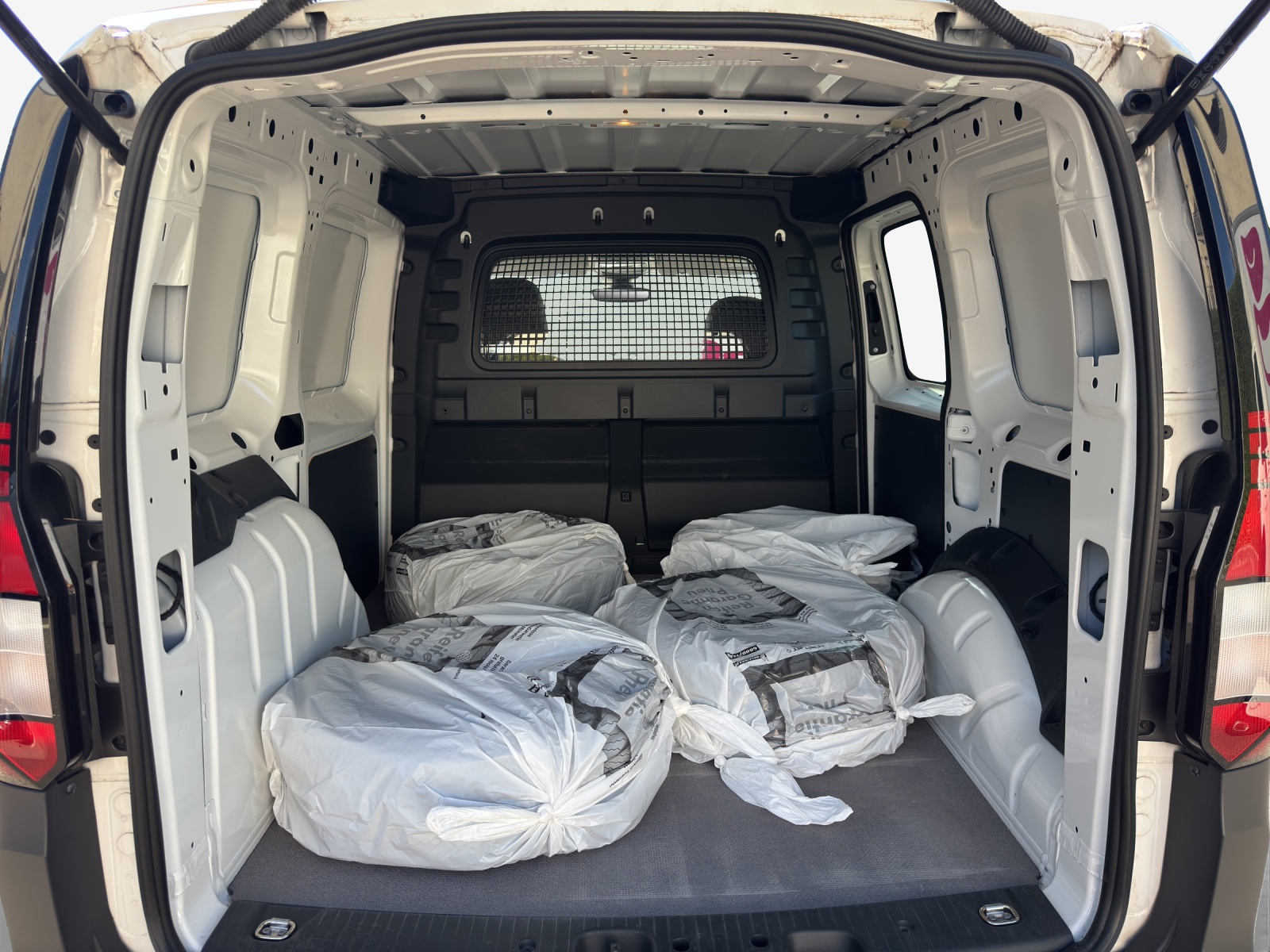 VW Caddy Cargo 2.0TDI-image-15