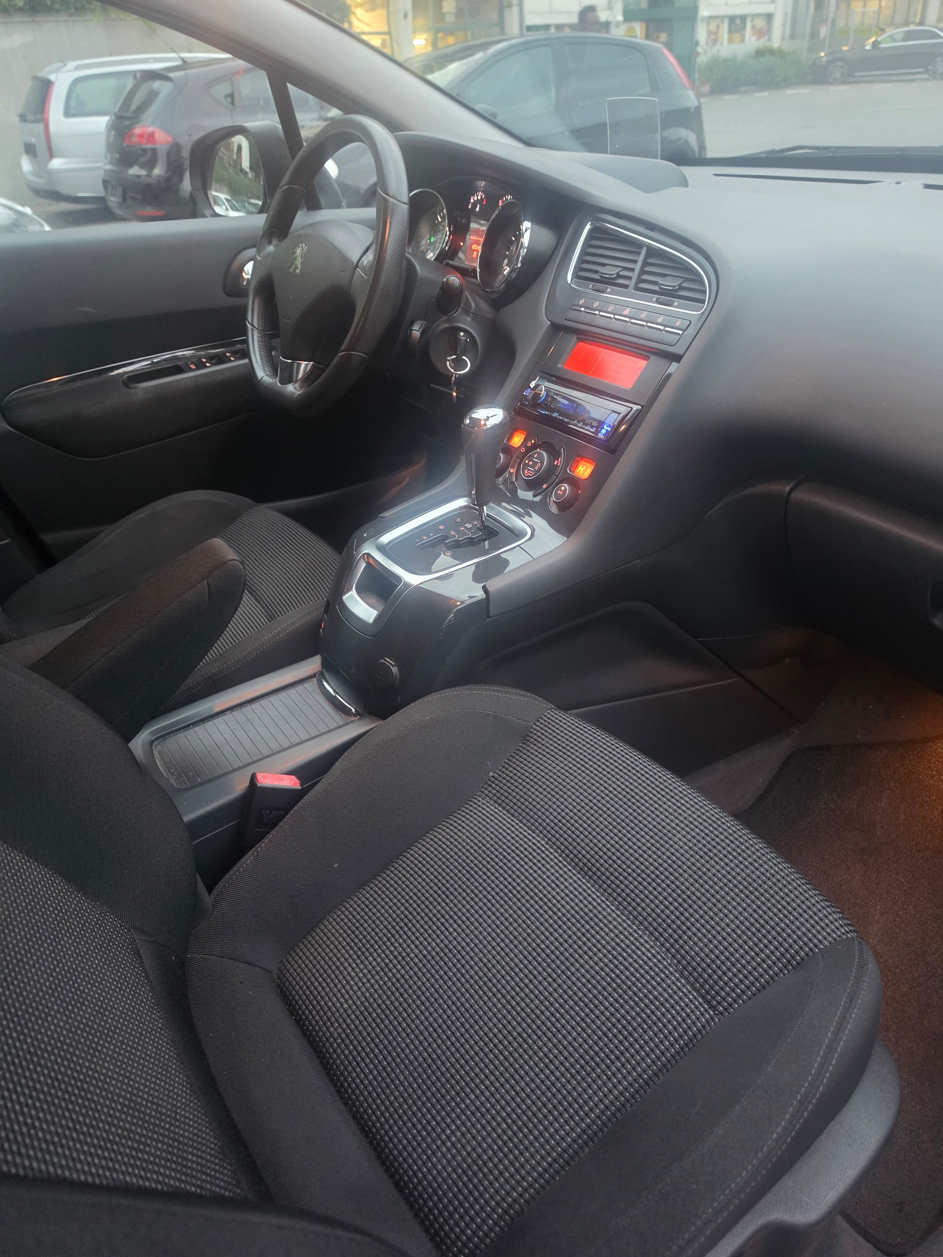 PEUGEOT 5008 1.6 16V T Sport Pack Automatic-image-10