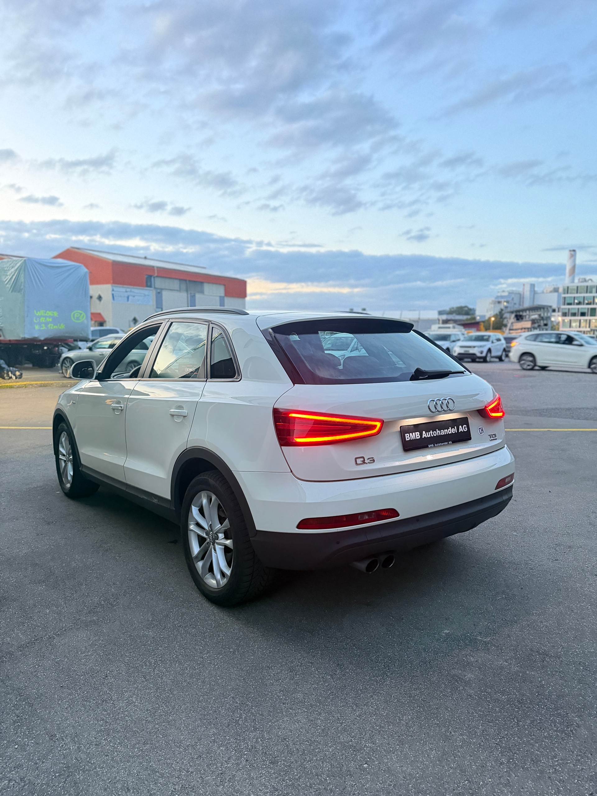 AUDI Q3 2.0 TDI quattro S-tronic-image-4