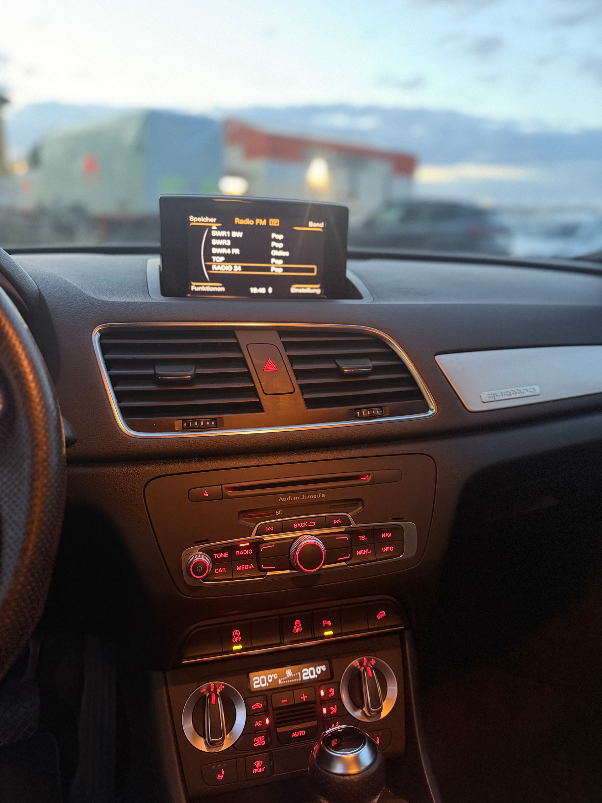 AUDI Q3 2.0 TDI quattro S-tronic-image-12