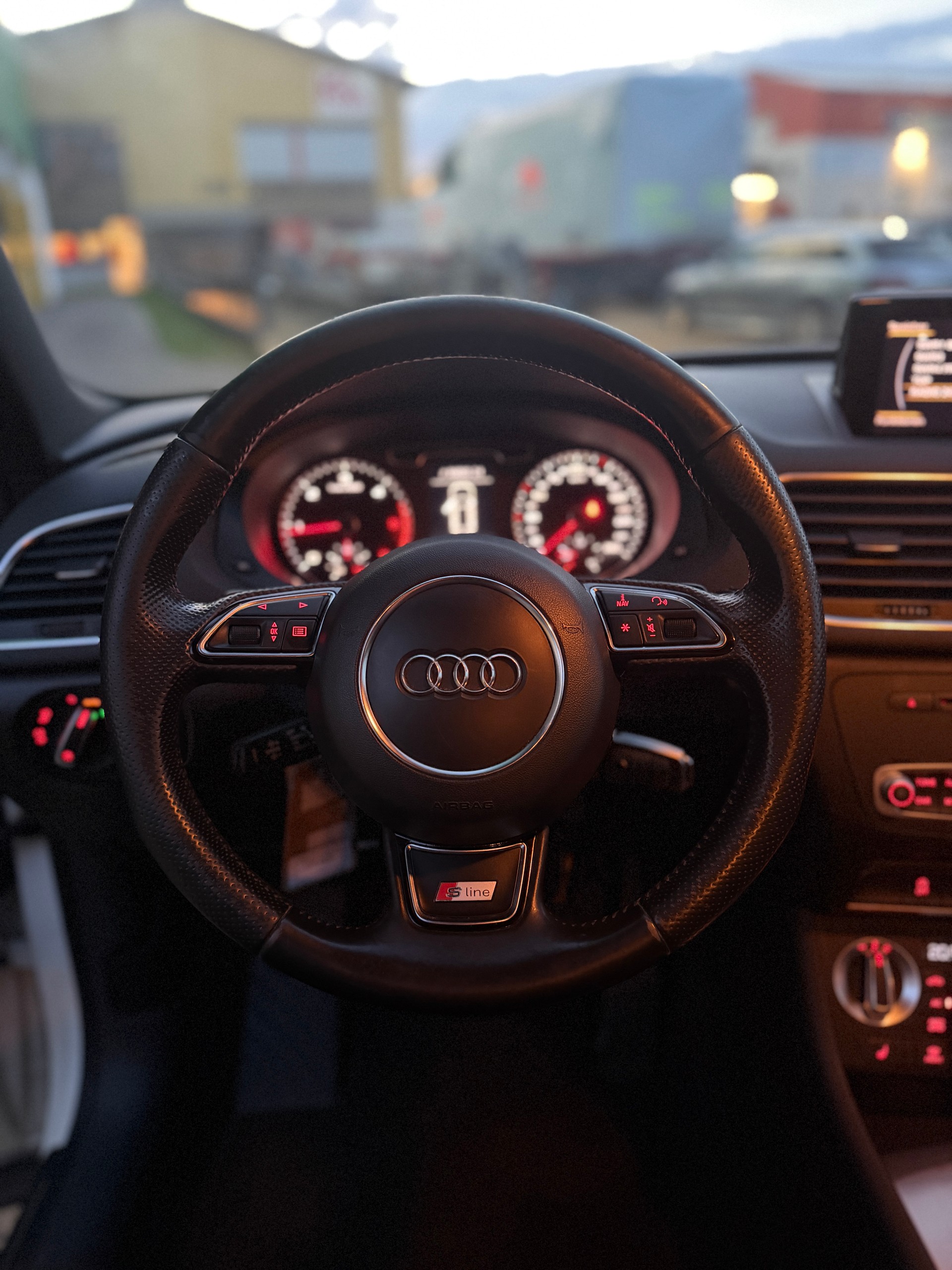 AUDI Q3 2.0 TDI quattro S-tronic-image-10