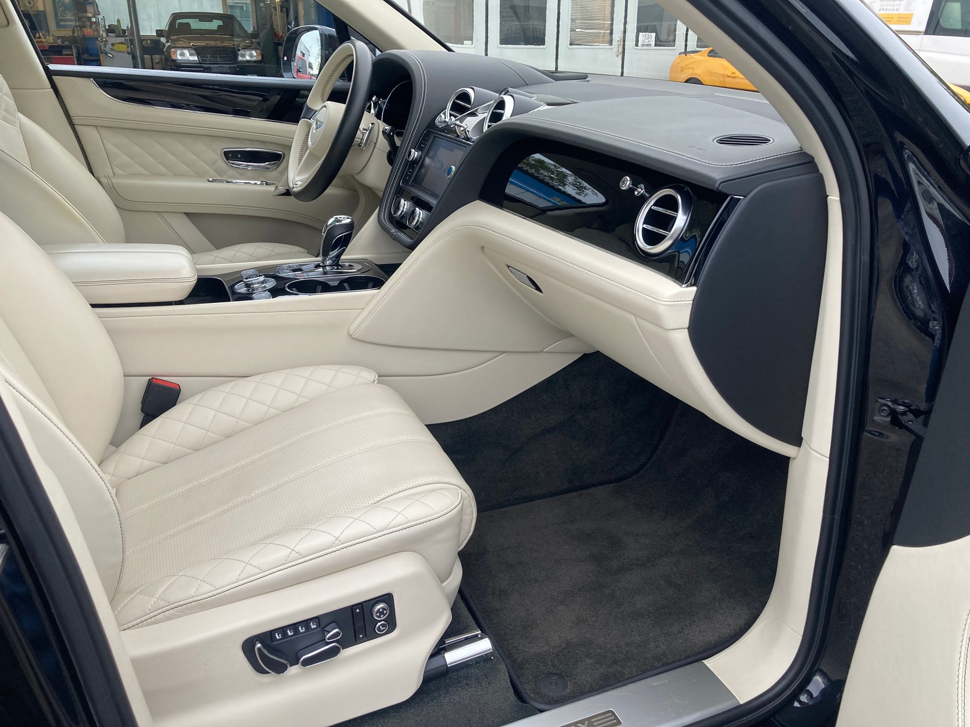 BENTLEY Bentayga W12 *Akrapovic*Blackline*-image-12