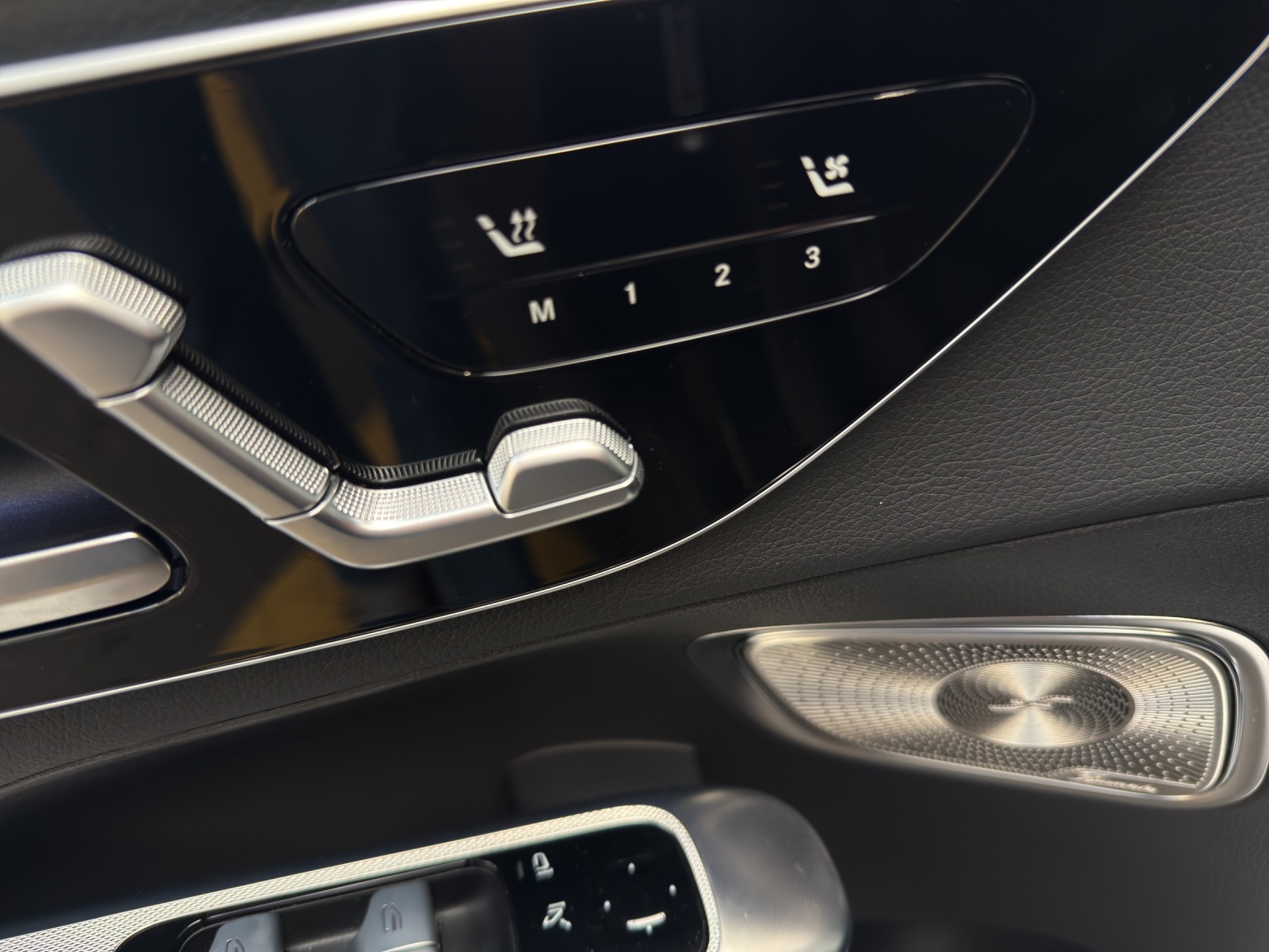 MERCEDES-BENZ GLC 200 4M - AMG / DISTRONIC / 360 Grad Kamera / Sitzklima / Soundsystem-image-14
