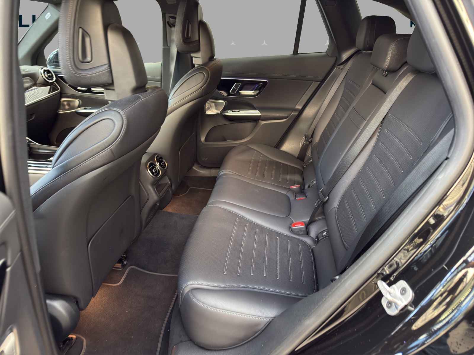 MERCEDES-BENZ GLC 200 4M - AMG / DISTRONIC / 360 Grad Kamera / Sitzklima / Soundsystem-image-13