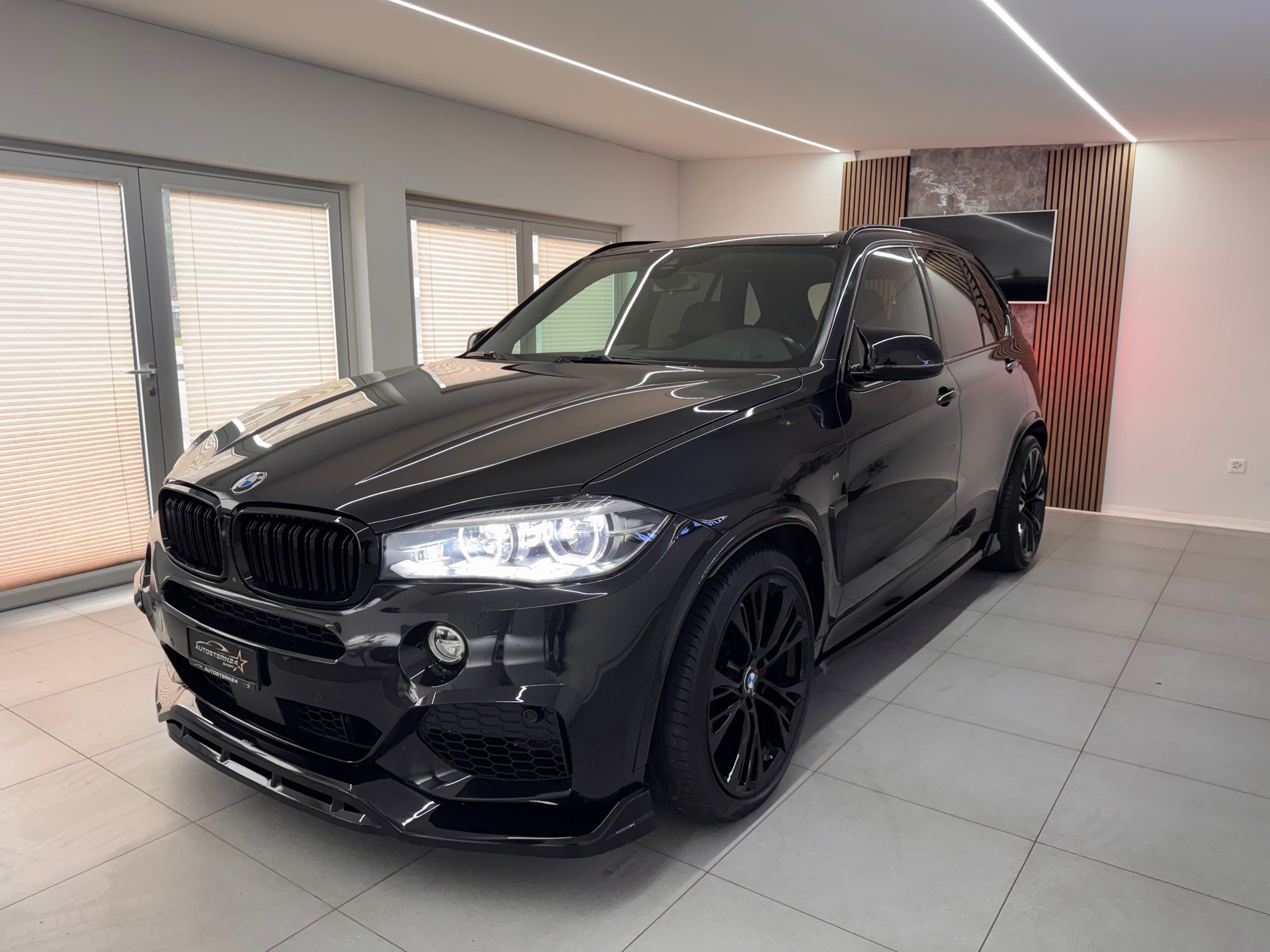 BMW X5 xDrive M50d Steptronic*CH-Fahrzeug*Panoramadach*AHK elektrisch *-image-0