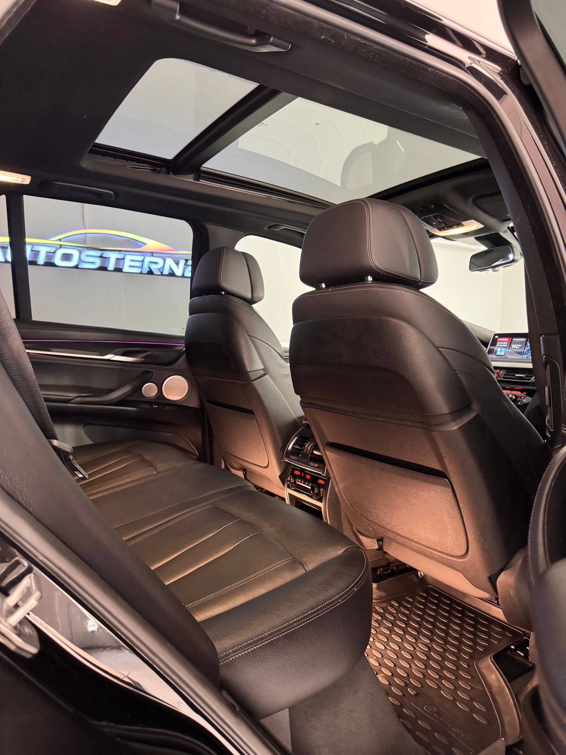 BMW X5 xDrive M50d Steptronic*CH-Fahrzeug*Panoramadach*AHK elektrisch *-image-11