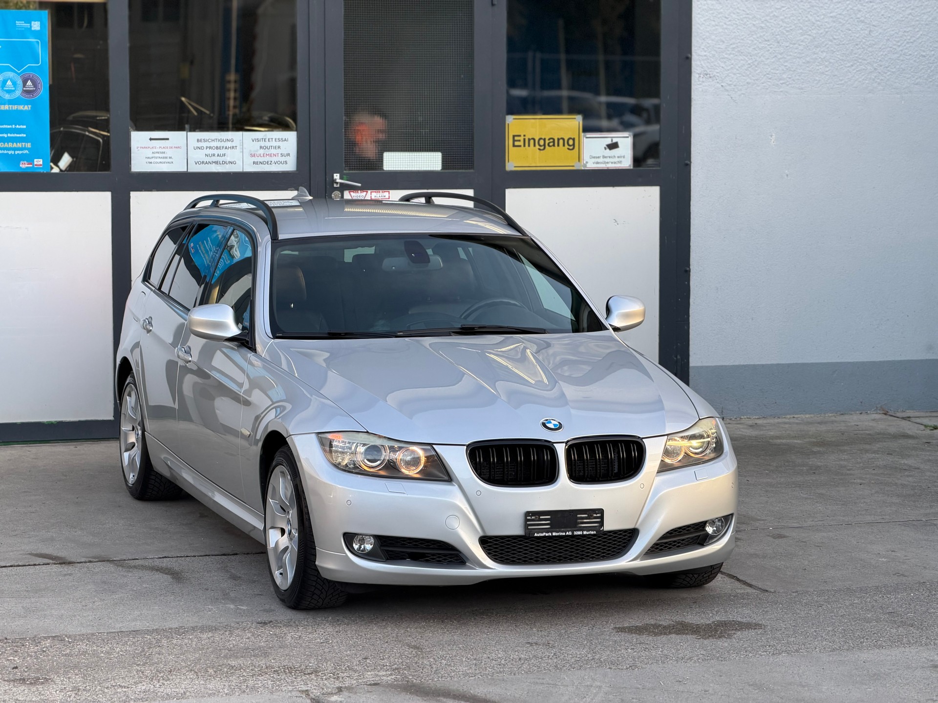 BMW 330i xDrive Touring Steptronic-image-2
