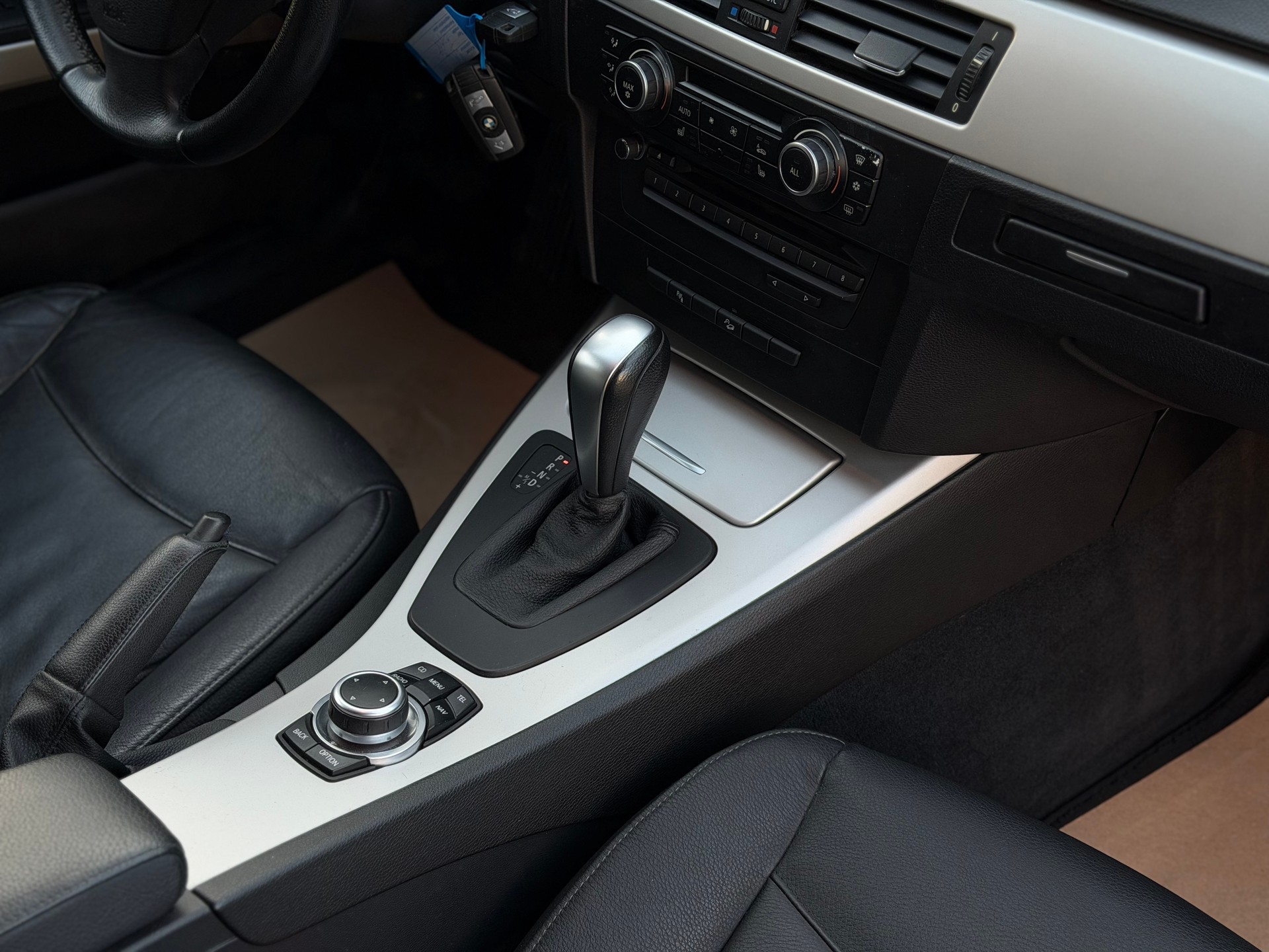 BMW 330i xDrive Touring Steptronic-image-13