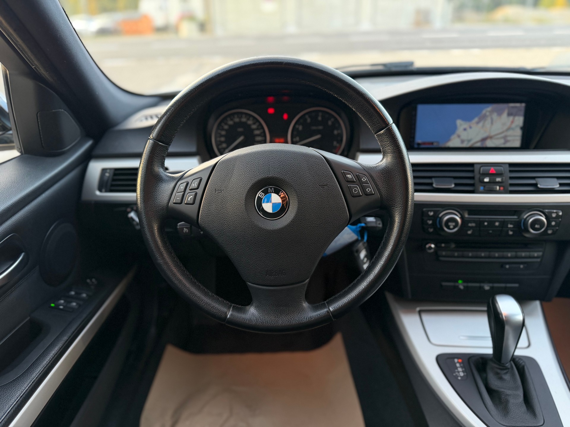 BMW 330i xDrive Touring Steptronic-image-11