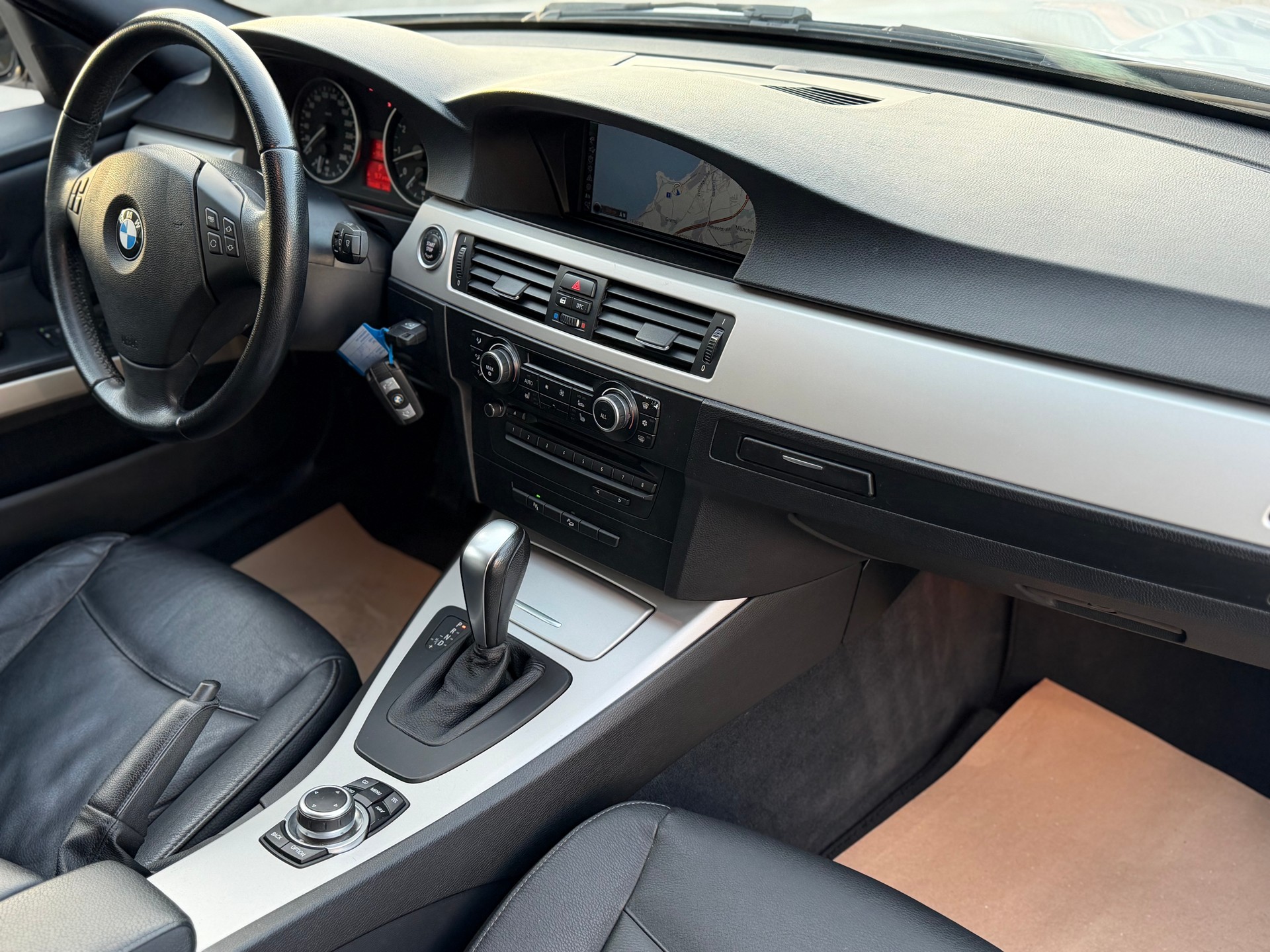 BMW 330i xDrive Touring Steptronic-image-10