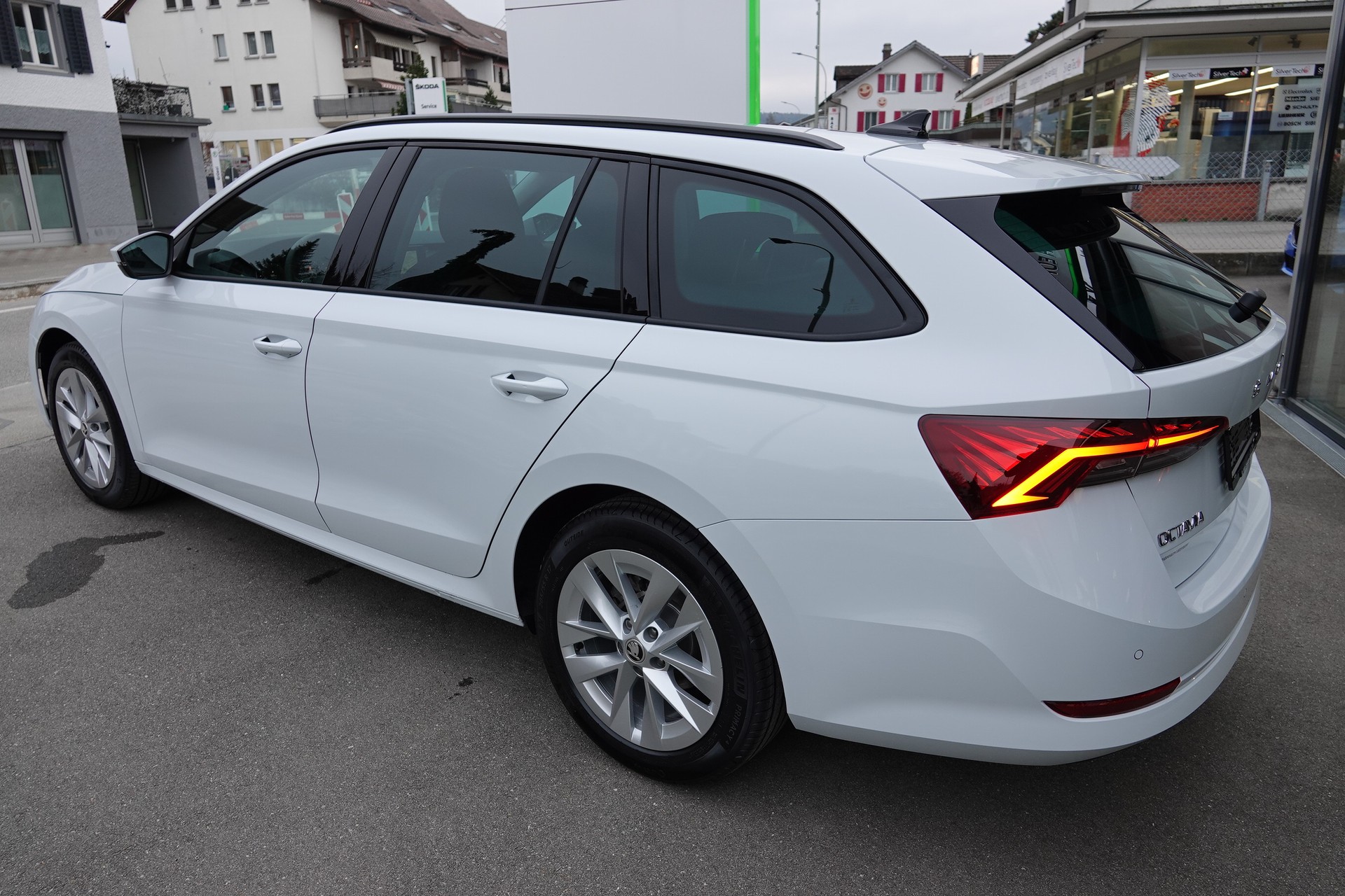 SKODA Octavia 1.0 mHEV Ambition-image-4