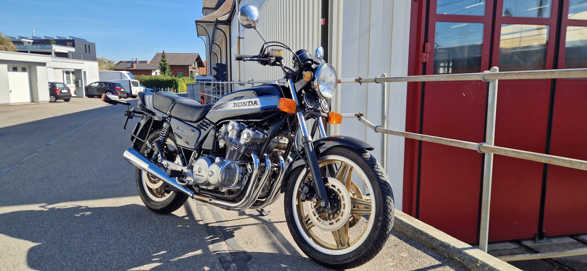HONDA CB 750 F-showroom-element-1