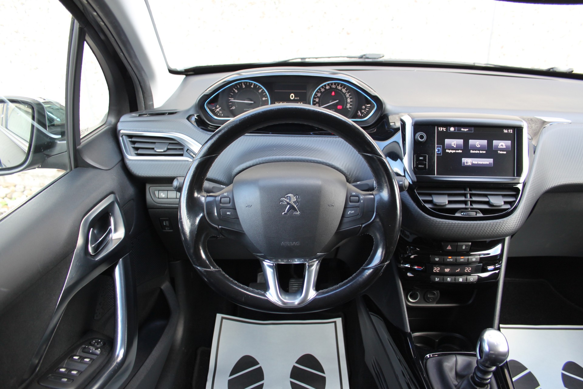 PEUGEOT 2008 1.2 PureTech Allure-image-8