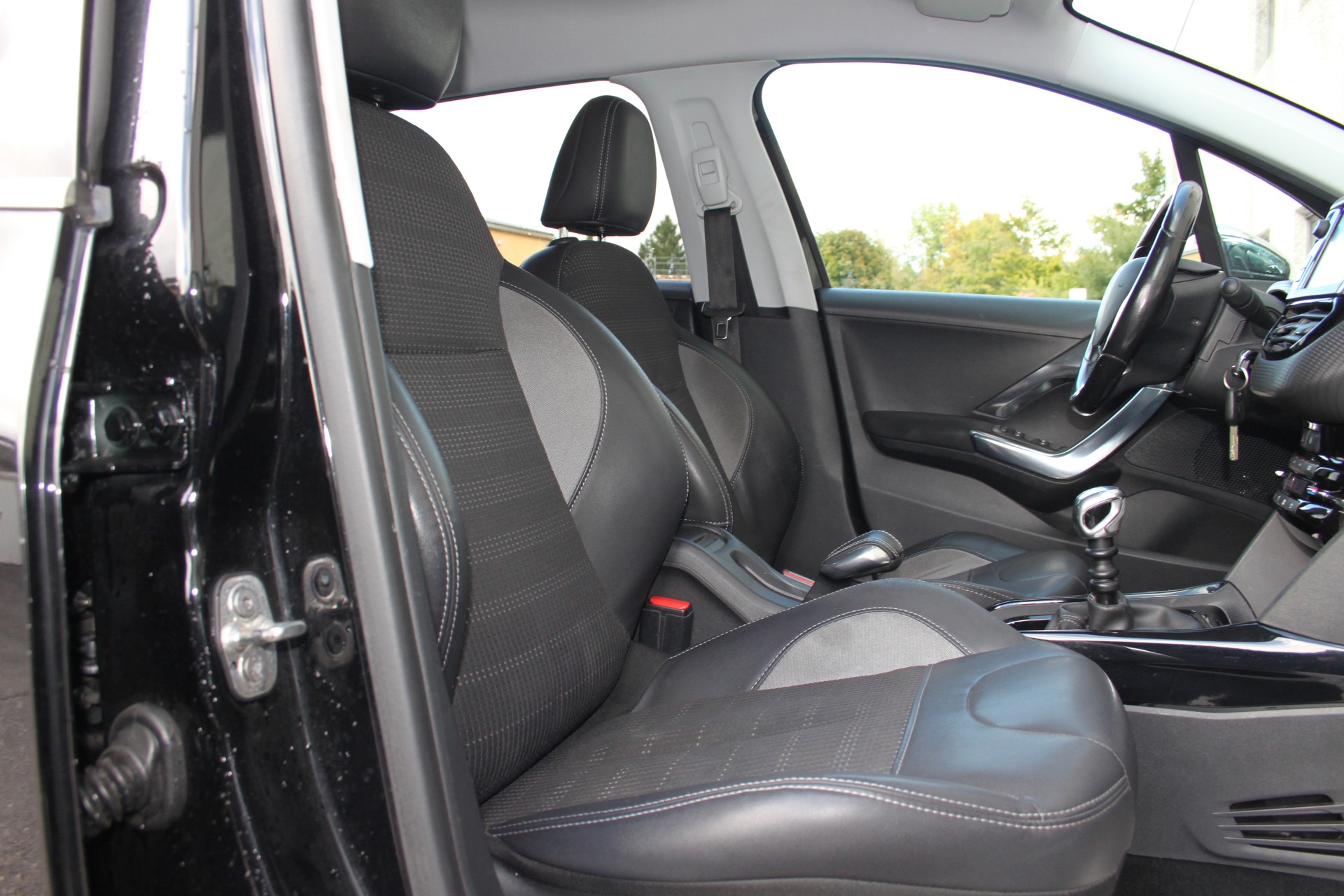 PEUGEOT 2008 1.2 PureTech Allure-image-9