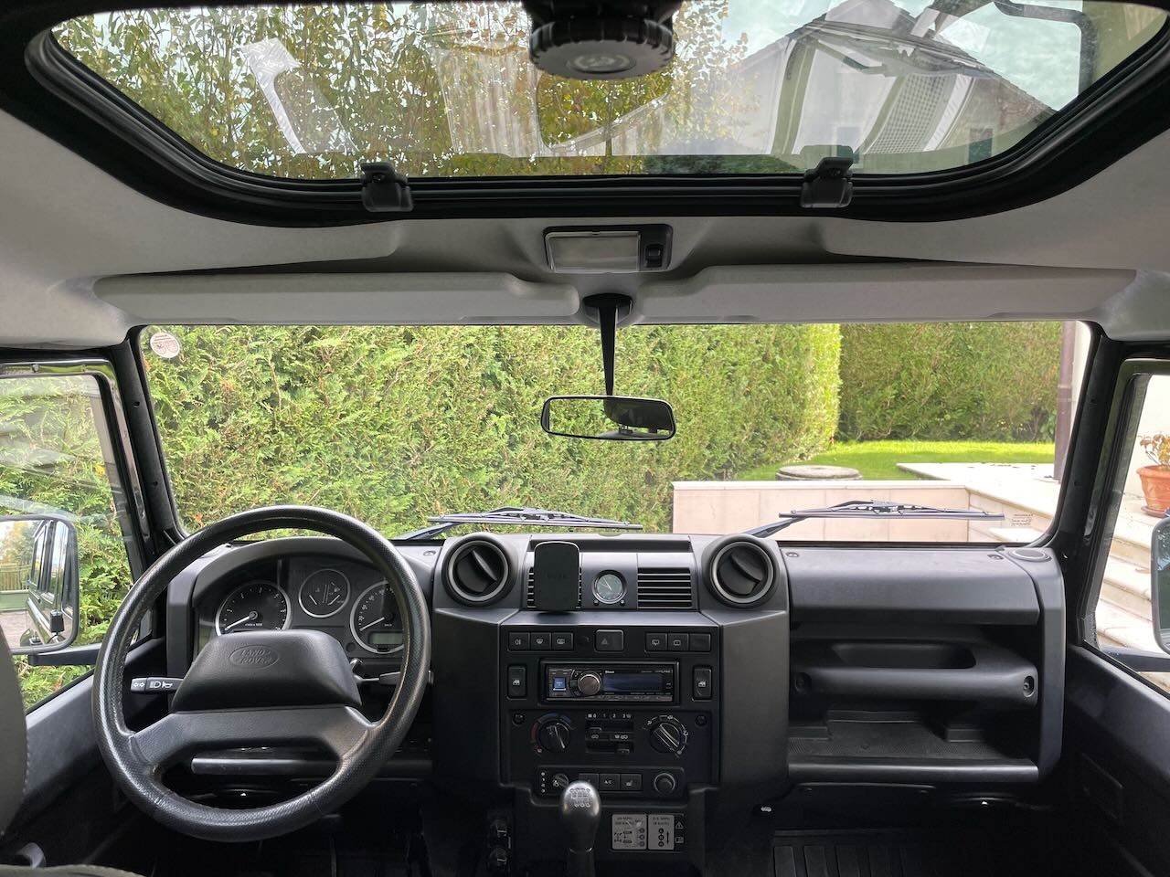 LAND ROVER Defender 110 2.4 Td4 Station Wagon-image-4