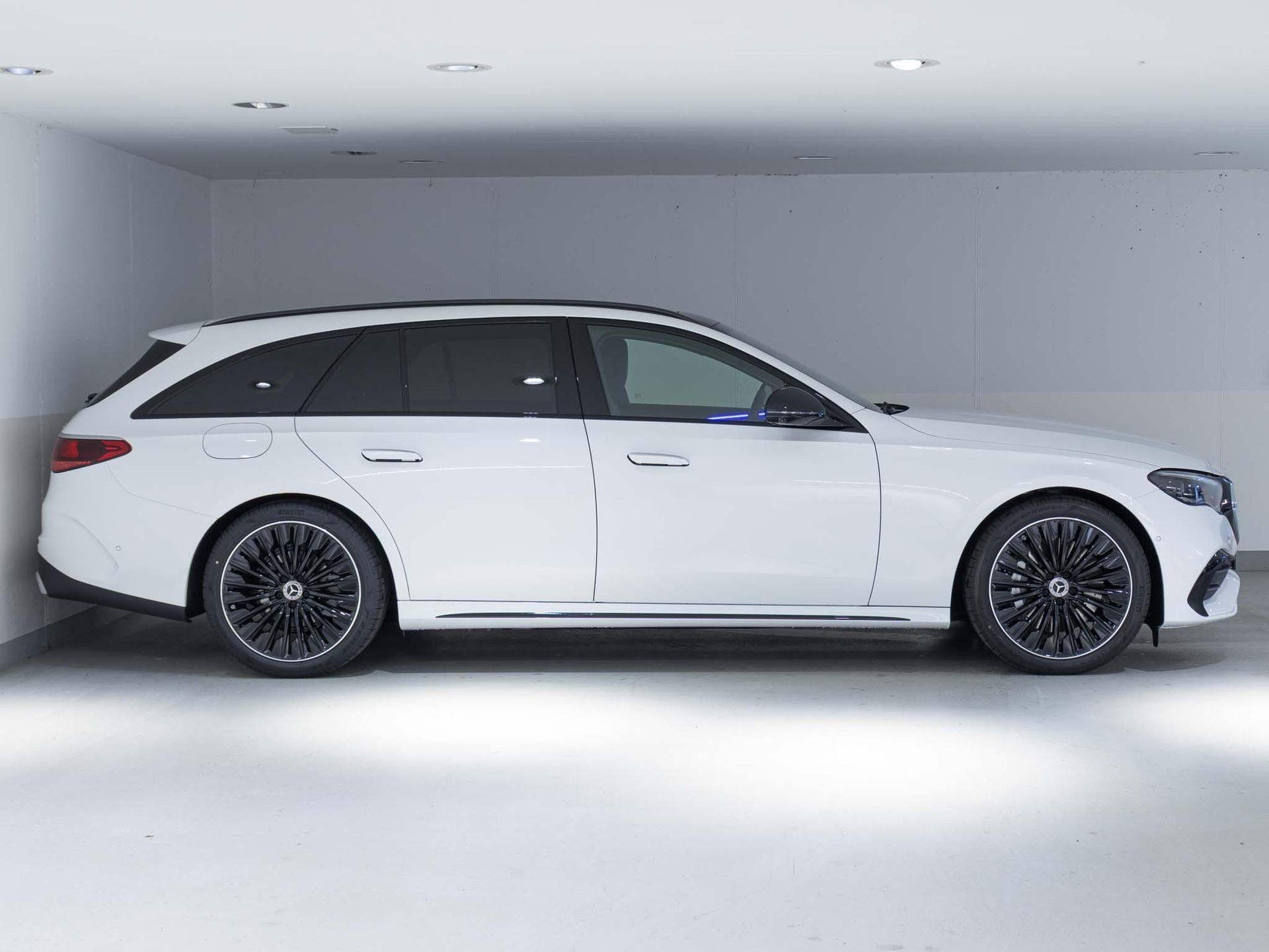 MERCEDES-BENZ E 220 d 4MATIC T-Modell-image-2