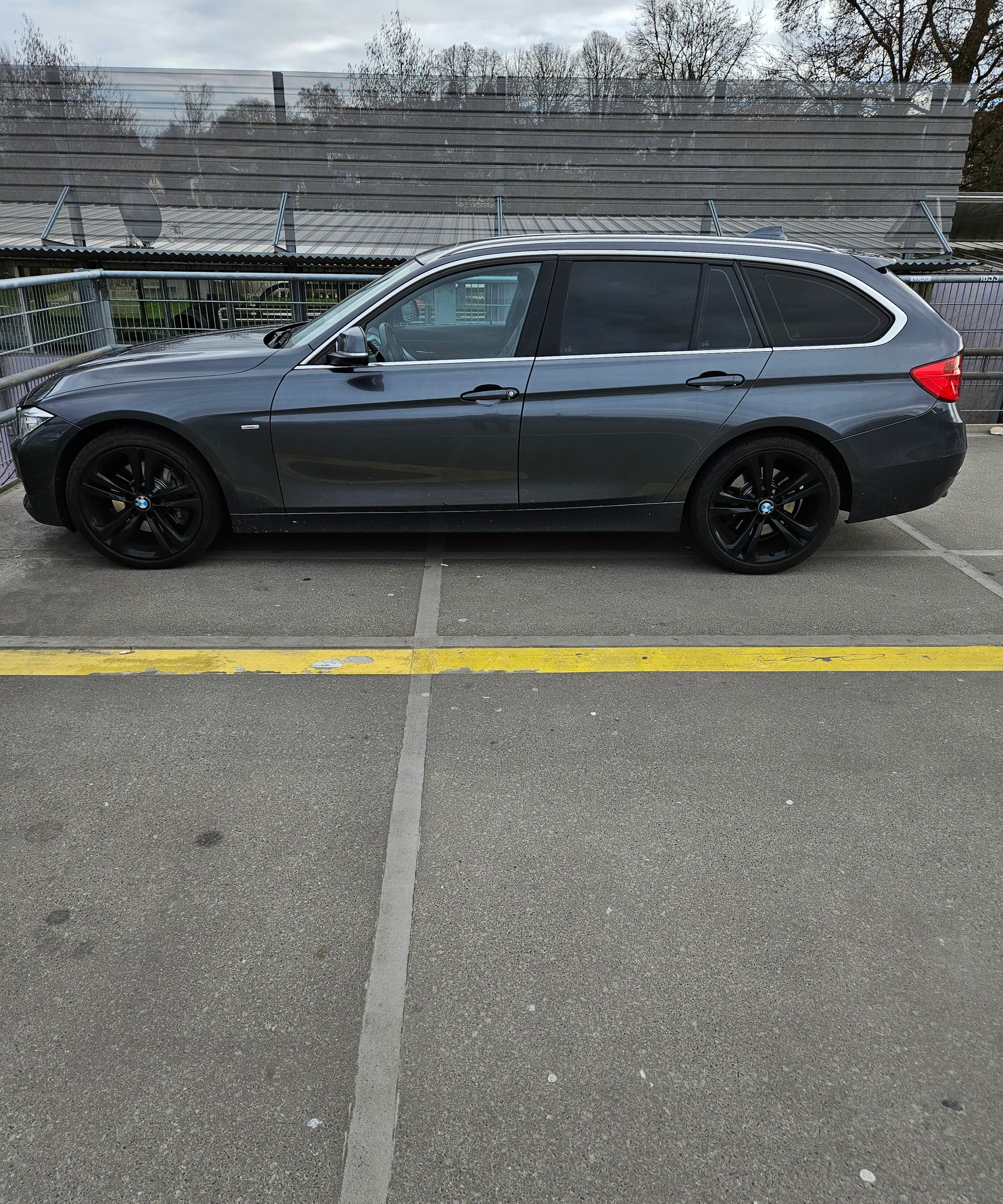 BMW 335d xDrive Touring Luxury Line Steptronic-image-1