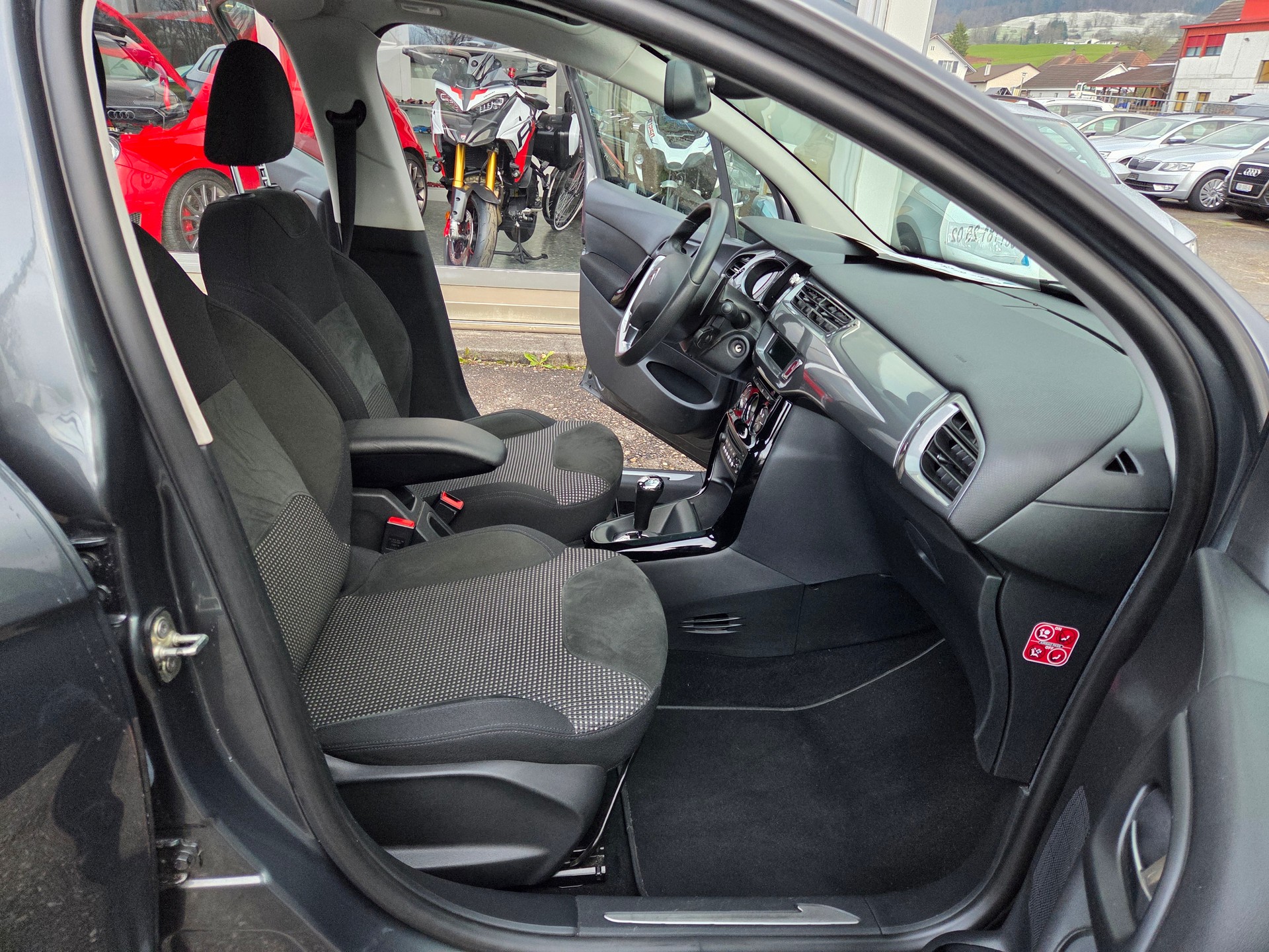CITROEN C3 1.6 16V e-HDi Exclusive EGS6-image-9