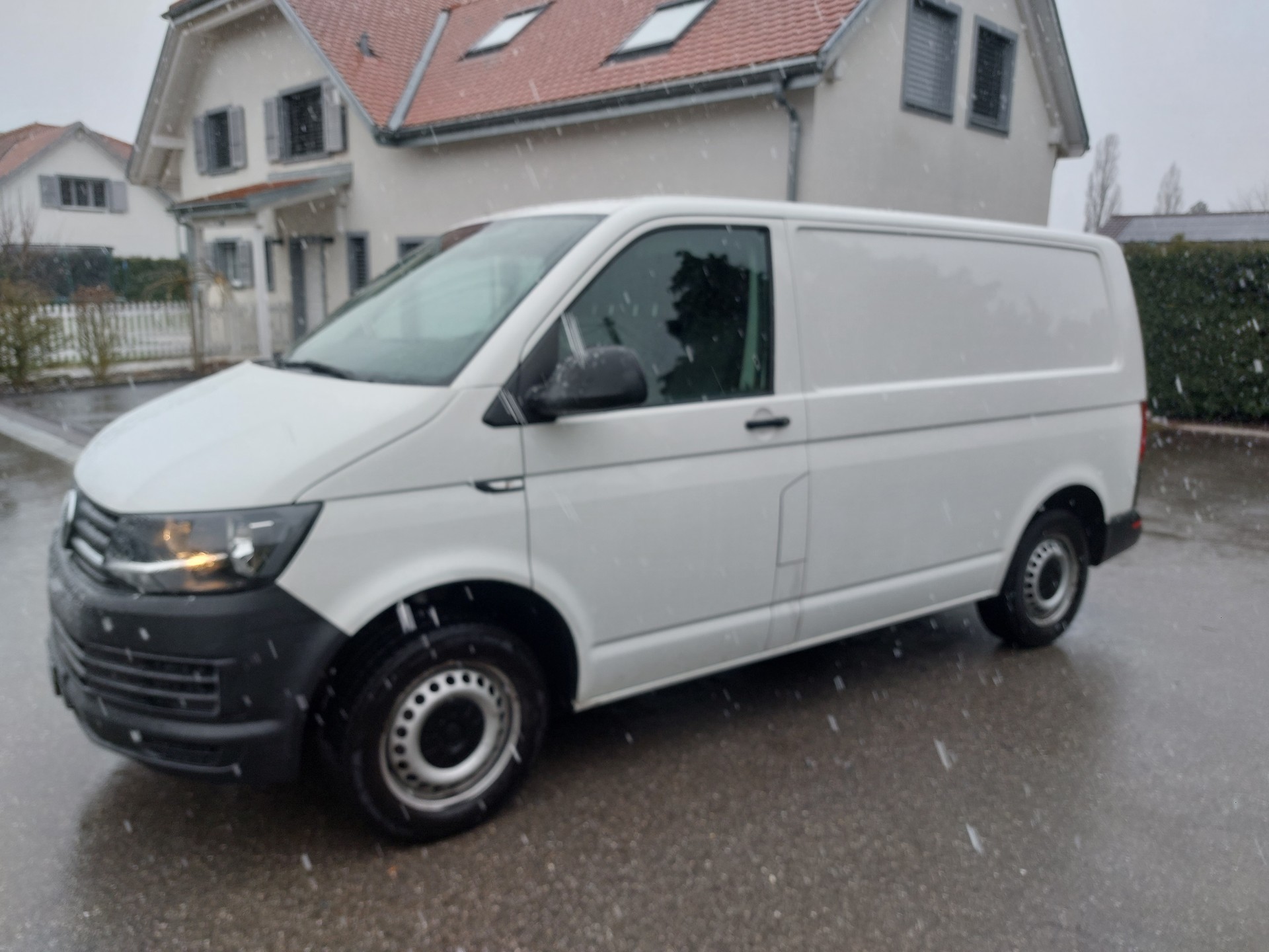 VW T6.1 2.0 TDI Entry-image-1