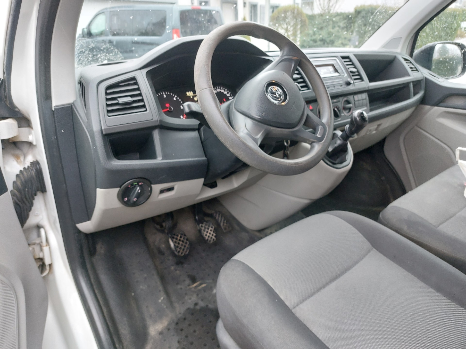 VW T6.1 2.0 TDI Entry-image-9