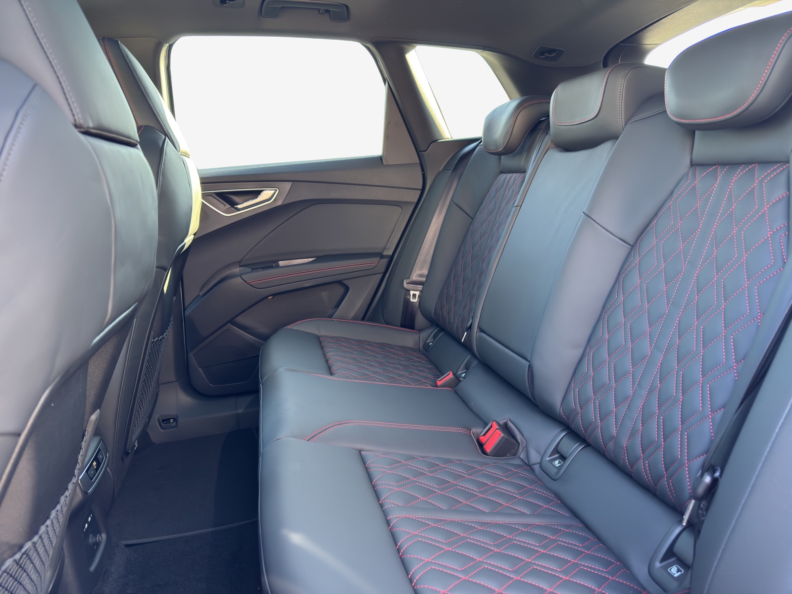 AUDI Q4 e-tron 45 Edition Swiss Ski quattro-image-11