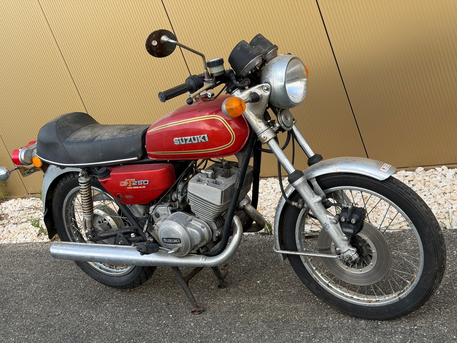 SUZUKI GT 250-showroom-element-2