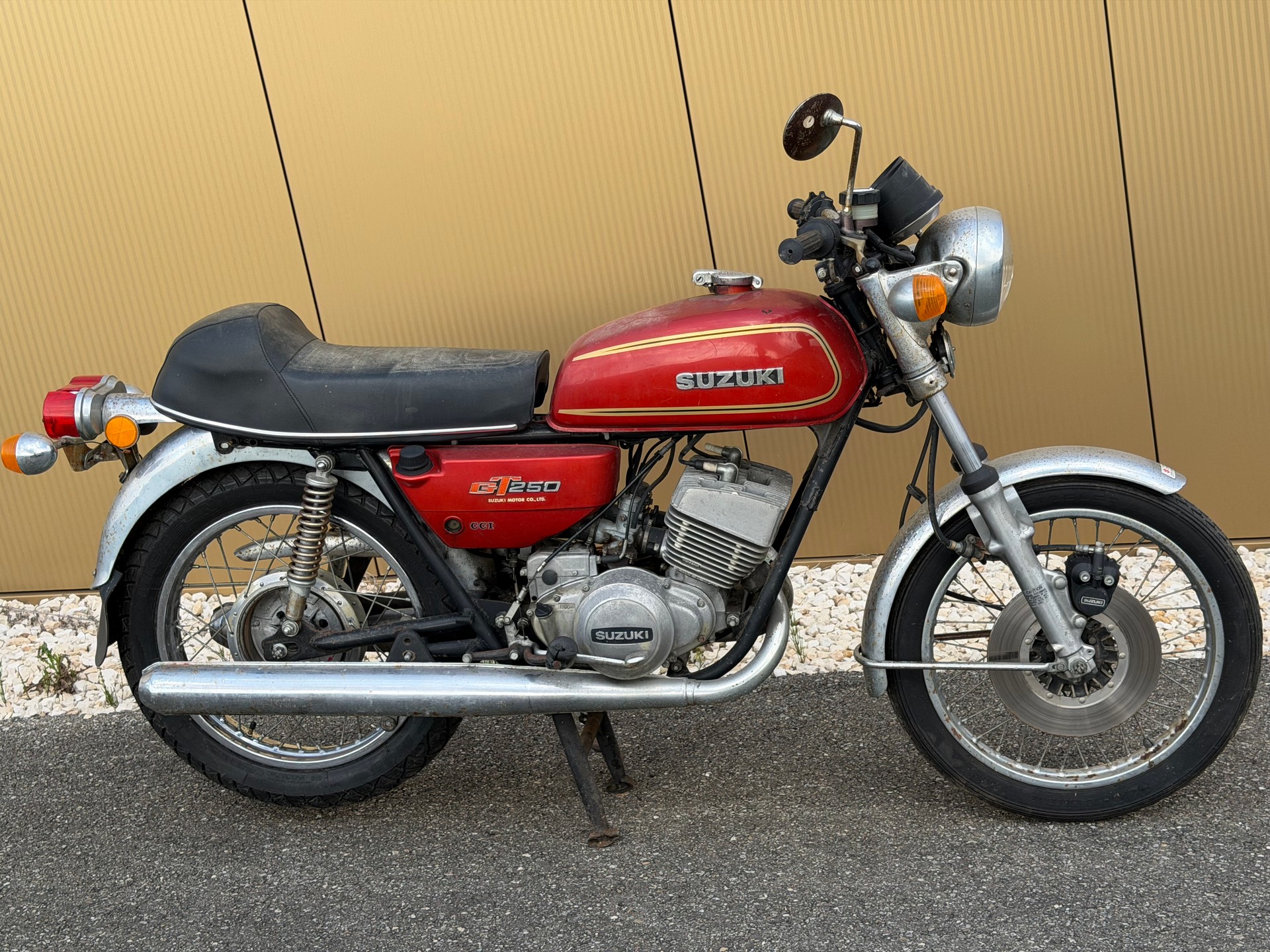 SUZUKI GT 250-showroom-element-3