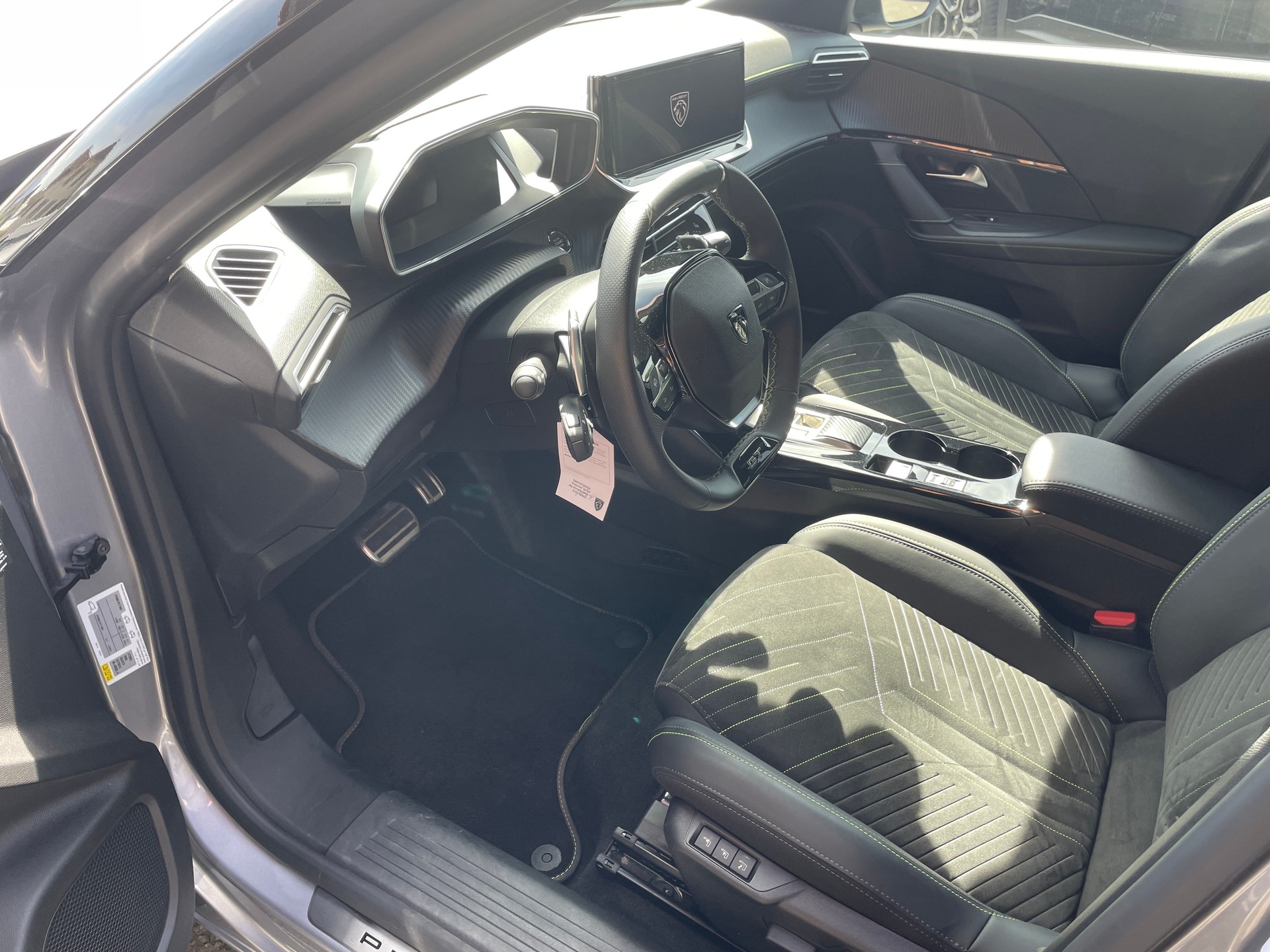 PEUGEOT 2008 1.2 145 MHEV GT-image-12
