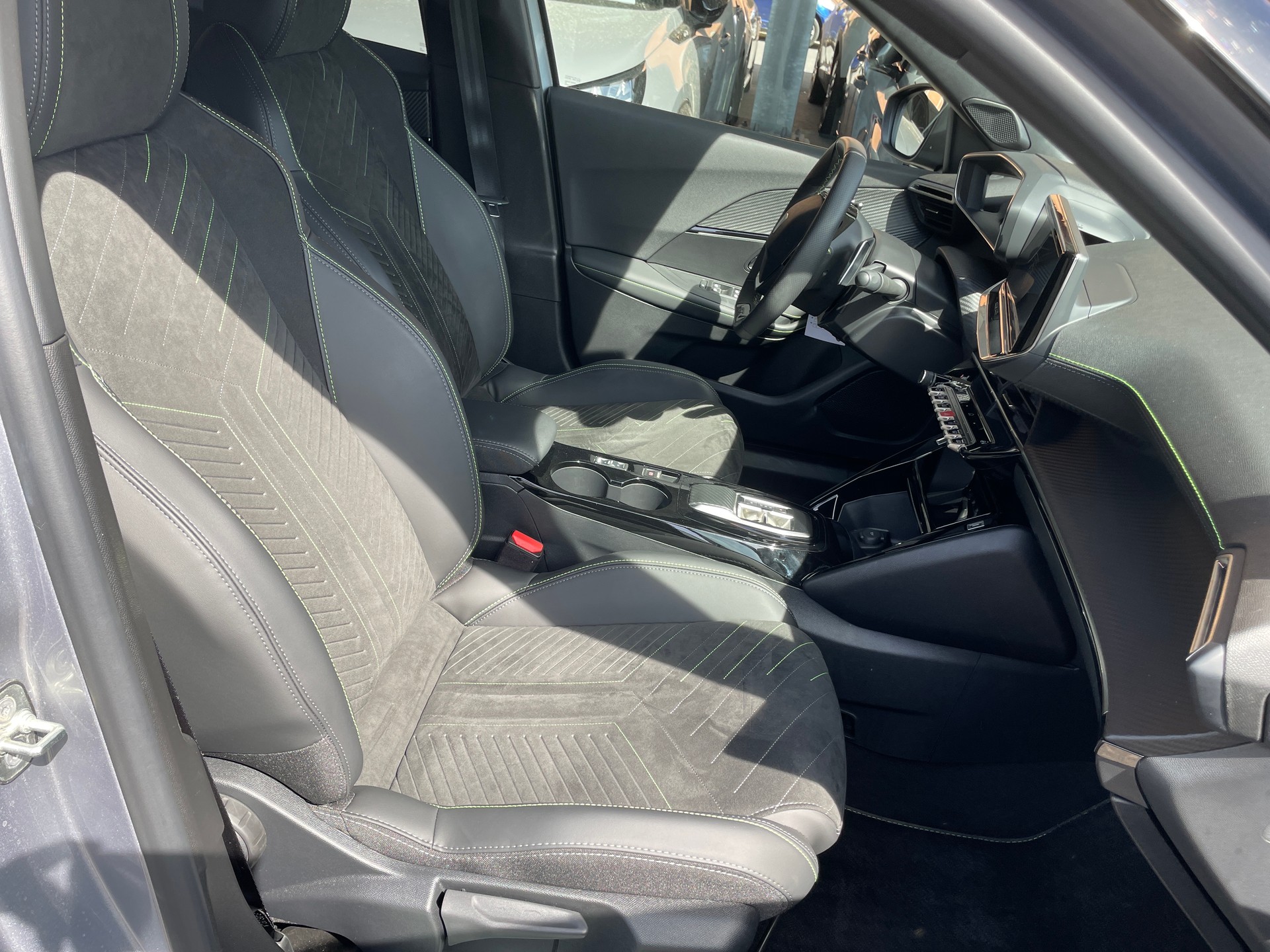PEUGEOT 2008 1.2 145 MHEV GT-image-11