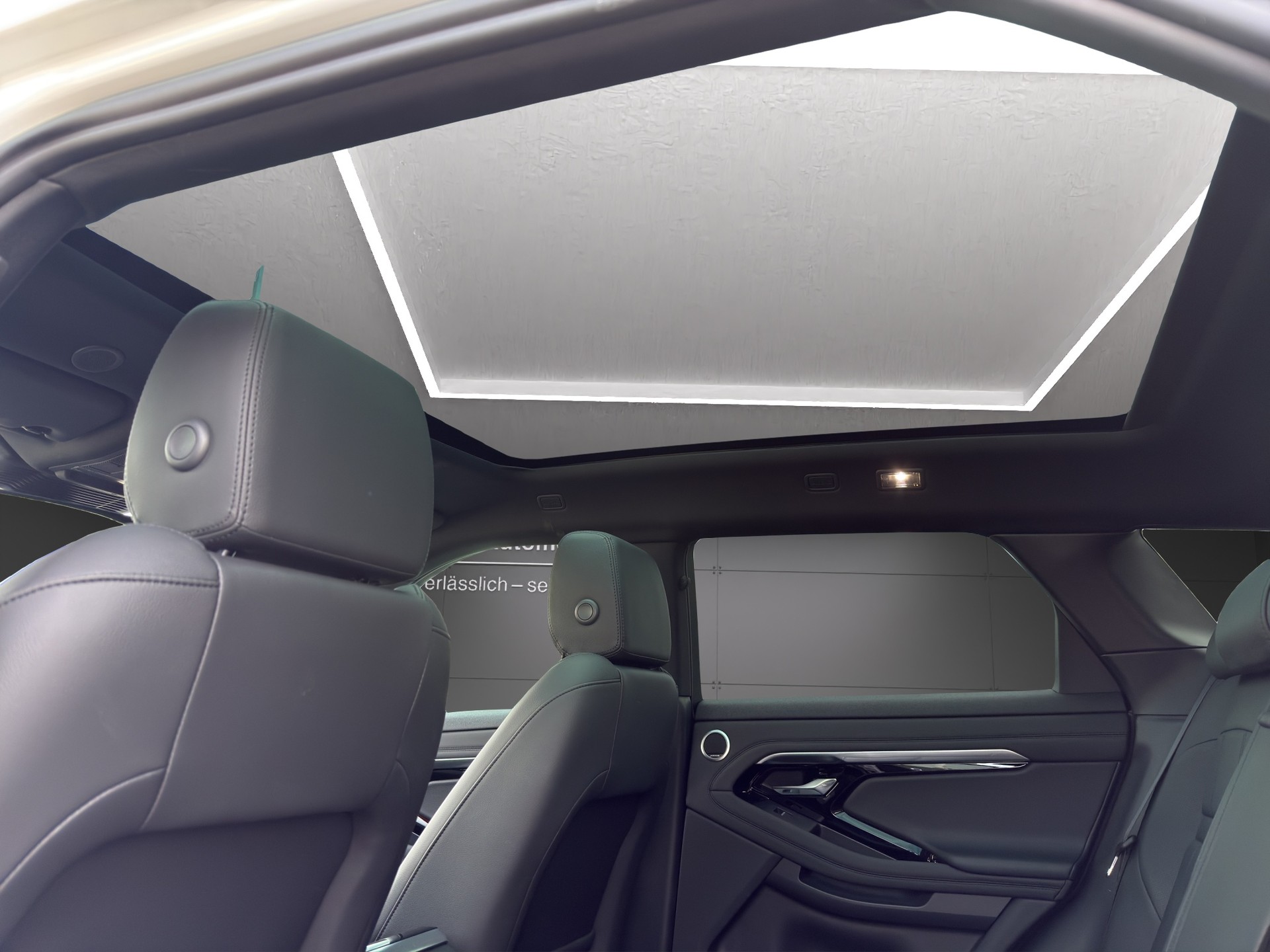 LAND ROVER Range Rover Evoque P 300e S AT8-image-7