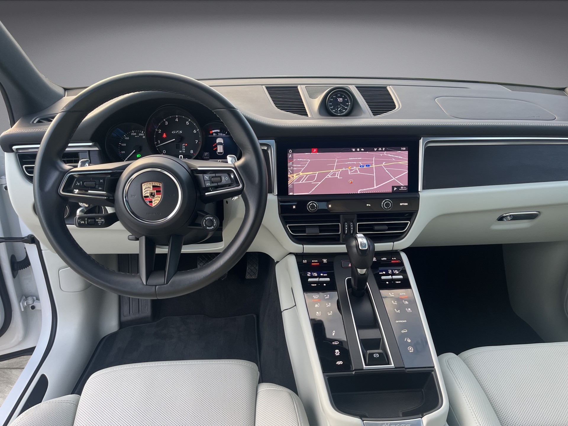 PORSCHE Macan GTS PDK*Individual Edition*-image-11