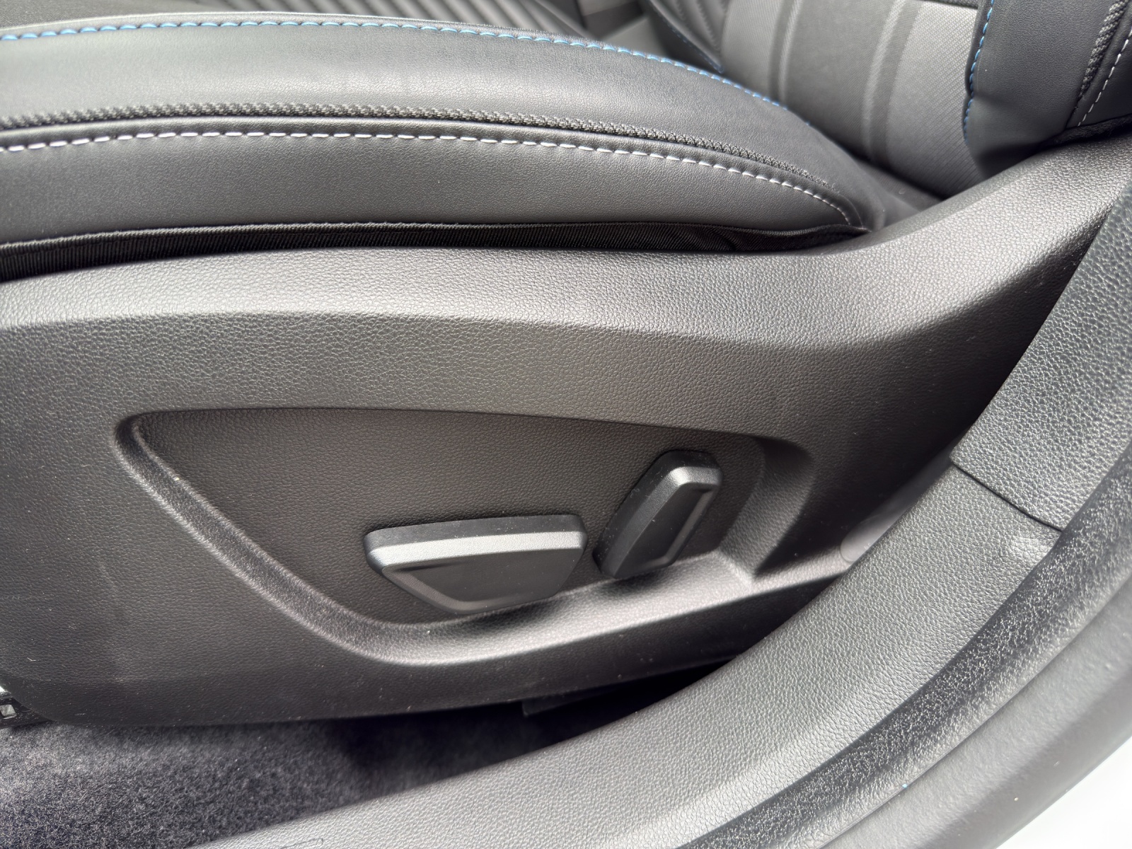 RENAULT Captur 1.3 TCe 160PS Esprit Alpine EDC-image-12