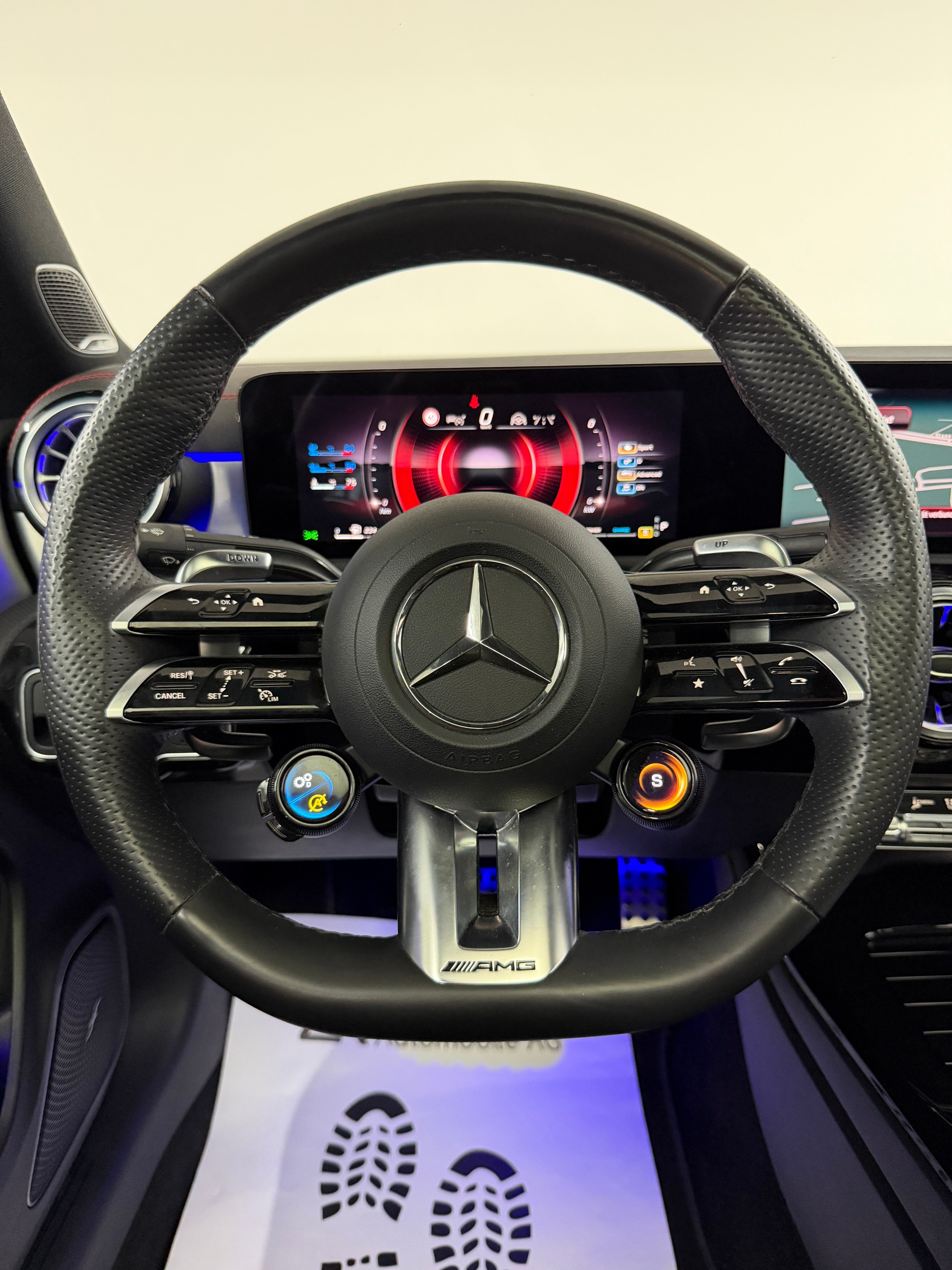 MERCEDES-BENZ CLA 35 AMG 4Matic DigitalWhite 8G-DCT / 360° Kamera / Panoramadach / Head-Up-Display / Keyless Go / Burmester / Night Paket /-image-12