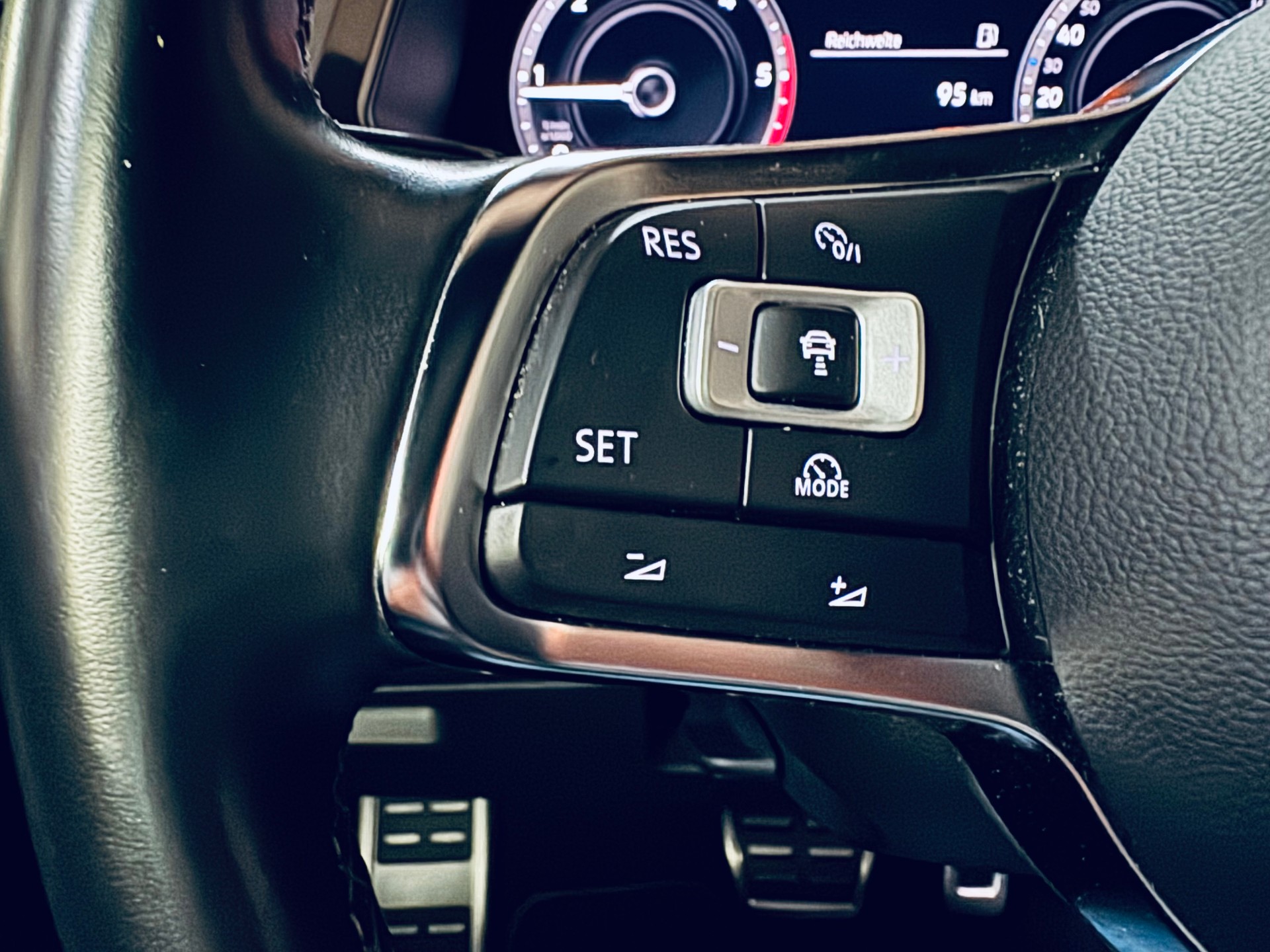 VW Tiguan 2.0 TDI SCR Highline R-Line 4Motion DSG-image-27