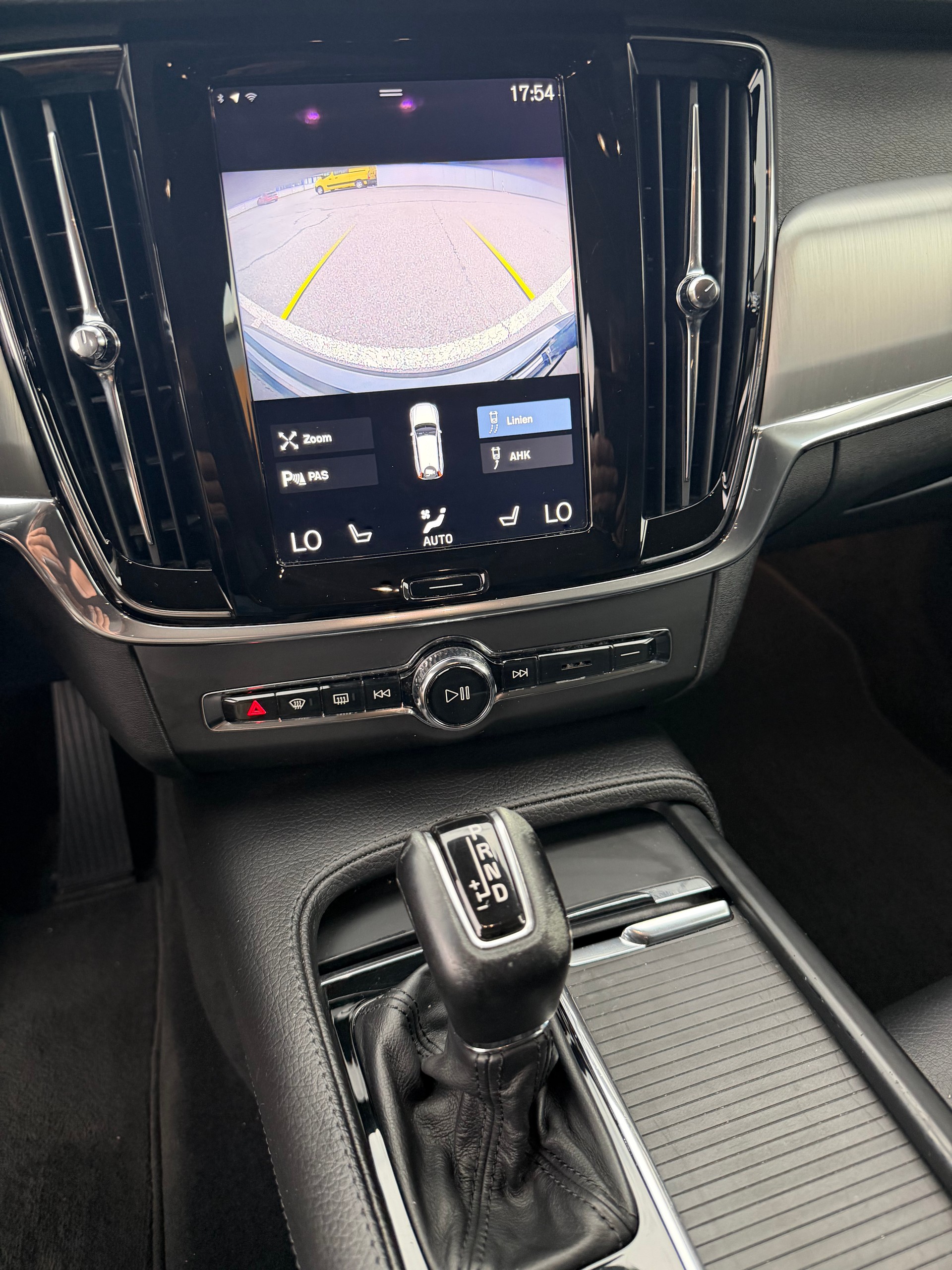 VOLVO V90 D3 AWD Momentum Geartronic-image-11
